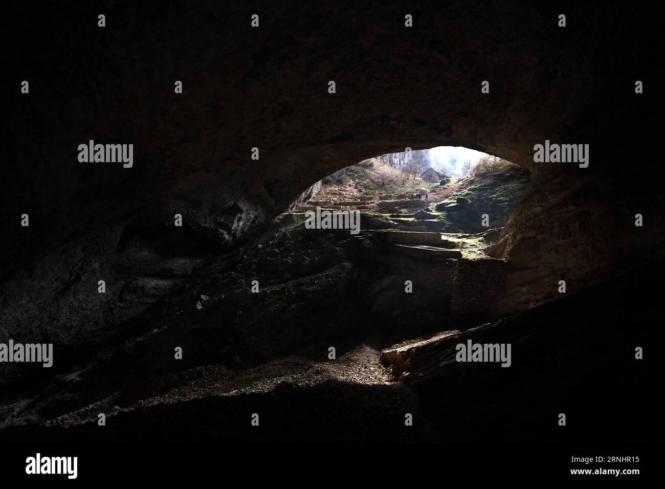 (161206) -- HANZHONG, Dec. 5, 2016 -- Photo taken on Dec. 5, 2016 shows the entrance of the Lingbing sinkhole in Zhenba County of Hanzhong City, northwest China s Shaanxi Province. A cluster of giant karst sinkholes, also known as tiankengs, has been discovered in Shaanxi.In total, 49 tiankengs and over 50 funnels of between 50 to 100 meter in diameter were found in the over 200-km karst landform belt in Hanzhong City. ) (mp) CHINA-SHAANXI-HANZHONG-KARST SINKHOLE (CN) TaoxMing PUBLICATIONxNOTxINxCHN   Hanzhong DEC 5 2016 Photo Taken ON DEC 5 2016 Shows The Entrance of The  Sinkhole in  County Stock Photo