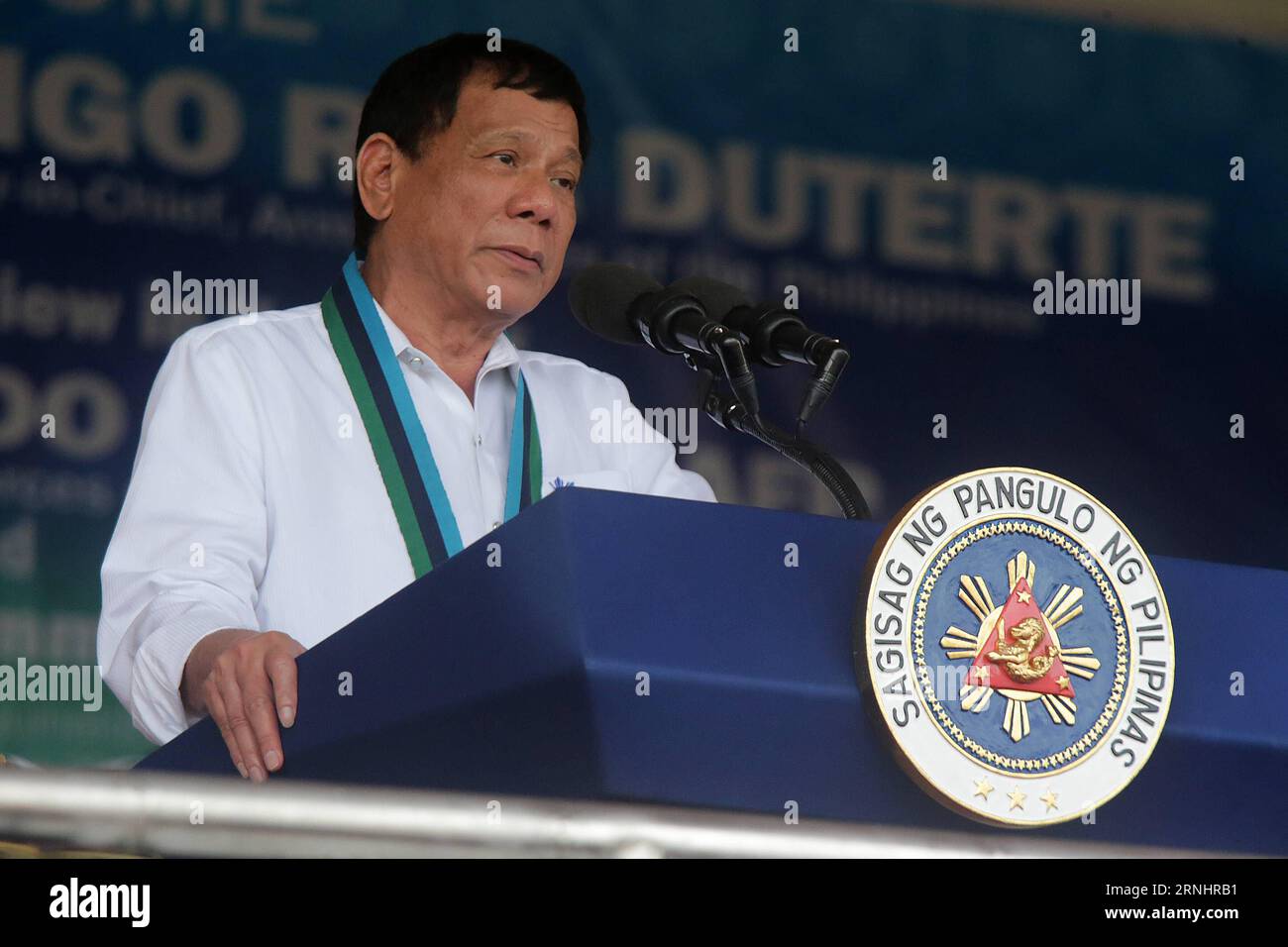 (161207) -- QUEZON, Dec. 7, 2016 -- Philippine President Rodrigo Duterte speaks during the Armed Forces of the Philippines (AFP) change-of-command ceremony at Camp Aguinaldo in Quezon City, the Philippines, Dec. 7, 2016. Lieutenant General Eduardo Ano on Wednesday became the new chief of staff of the Armed Forces of the Philippines (AFP), replacing Gen. Ricardo Visaya, who reached the mandatory retirement age of 56 on the same day. ) (sxk) PHILIPPINE-QUEZON-SOLDIERS PARADE ROUELLExUMALI PUBLICATIONxNOTxINxCHN   Quezon DEC 7 2016 Philippine President Rodrigo Duterte Speaks during The Armed Forc Stock Photo