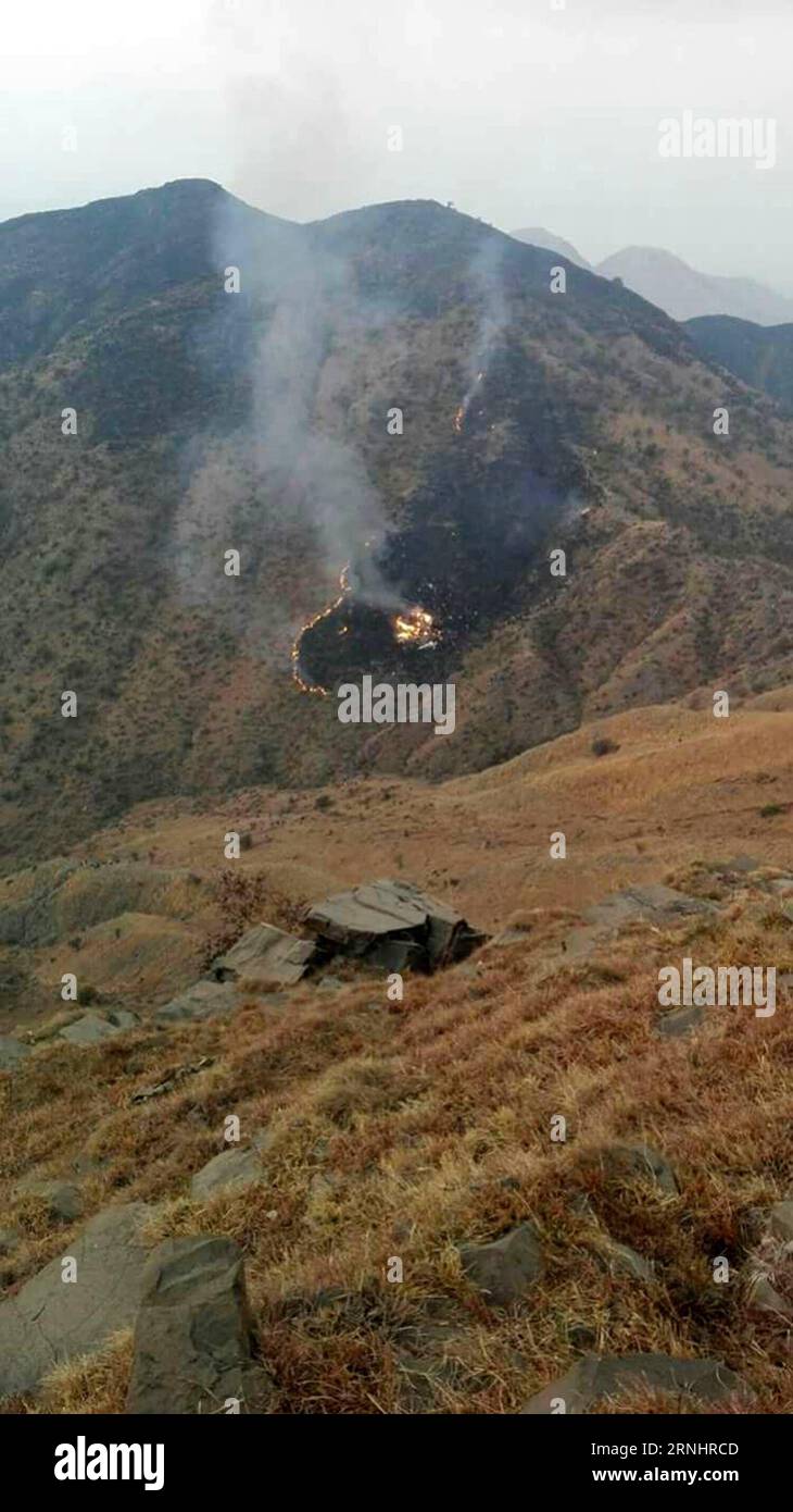 Pakistanisches Passagierflugzeug abgestürzt (161207) -- HAVELIAN (PAKISTAN), Dec. 7, 2016 -- Photo taken on Dec. 7, 2016 shows fire raging from a plane crash site in Pakistan s Havelian. Rescue work is underway after a passenger plane of Pakistan International Airlines (PIA) with 47 people on board crashed in the country s northern Havelian area on Wednesday, officials said. ) (sxk) PAKISTAN-HAVELIAN-PLANE CRASH Stringer PUBLICATIONxNOTxINxCHN   Pakistani Passenger aircraft crashed   Pakistan DEC 7 2016 Photo Taken ON DEC 7 2016 Shows Fire Raging from a Plane Crash Site in Pakistan S  Rescue W Stock Photo