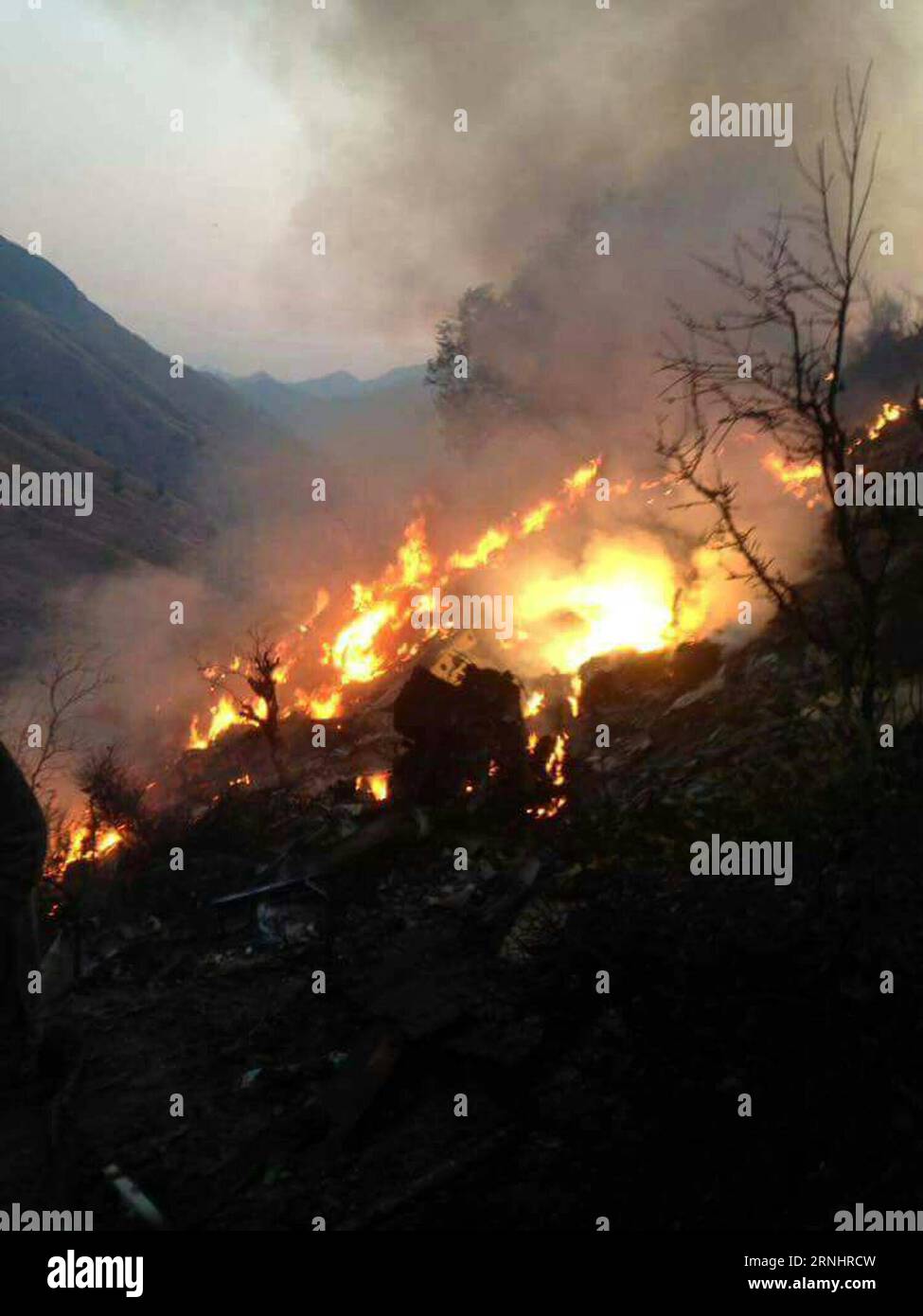 Bilder des Tages Pakistanisches Passagierflugzeug abgestürzt (161207) -- HAVELIAN (PAKISTAN), Dec. 7, 2016 -- Photo taken on Dec. 7, 2016 shows fire raging from a plane crash site in Pakistan s Havelian. Rescue work is underway after a passenger plane of Pakistan International Airlines (PIA) with 47 people on board crashed in the country s northern Havelian area on Wednesday, officials said. ) (sxk) PAKISTAN-HAVELIAN-PLANE CRASH Stringer PUBLICATIONxNOTxINxCHN   Images the Day Pakistani Passenger aircraft crashed   Pakistan DEC 7 2016 Photo Taken ON DEC 7 2016 Shows Fire Raging from a Plane Cr Stock Photo