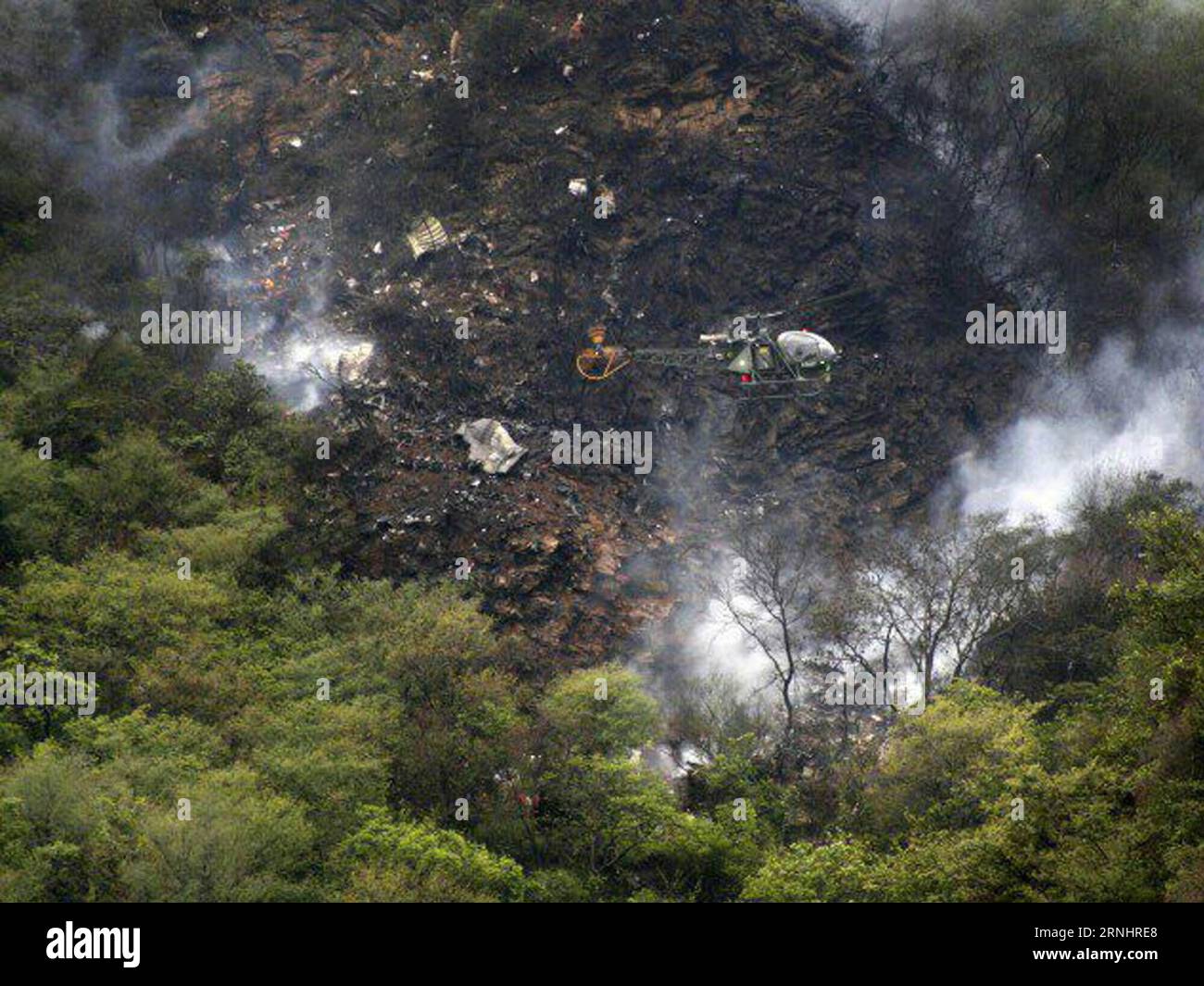 Pakistanisches Passagierflugzeug abgestürzt (161207) -- HAVELIAN(PAKISTAN), Dec. 7, 2016 -- Photo taken on Dec. 7, 2016, shows a helicopter flying over the site of a plane crash in northwest Pakistan s Havelian. A passenger plane of Pakistan International Airlines (PIA) with 47 people onboard crashed in the country s northwest Havelian area on Wednesday, officials said. ) (sxk) PAKISTAN-HAVELIAN-PLANE CRASH Stringer PUBLICATIONxNOTxINxCHN   Pakistani Passenger aircraft crashed   Pakistan DEC 7 2016 Photo Taken ON DEC 7 2016 Shows a Helicopter Flying Over The Site of a Plane Crash in Northwest Stock Photo