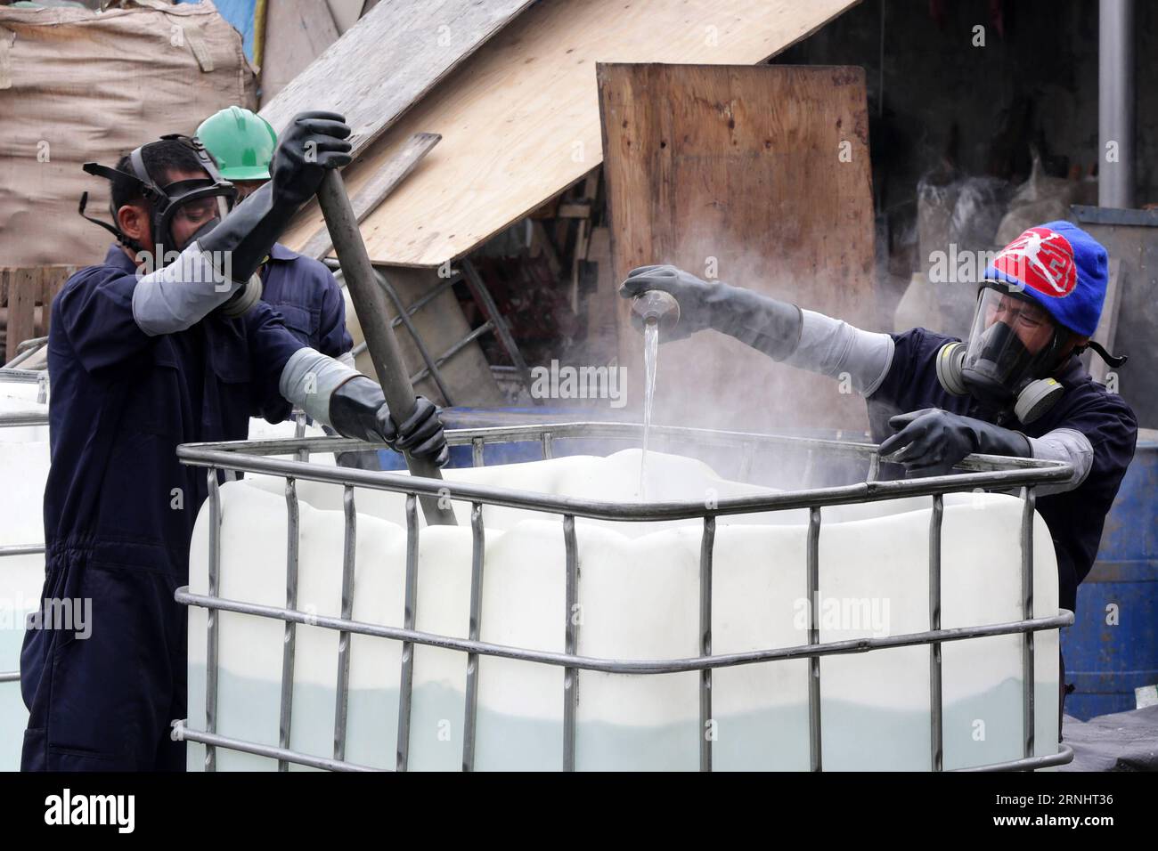 Philippinen, Vernichtung von Drogen in Valenzuela City (161208) -- VALENZUELA CITY, Dec. 8, 2016 -- Workers destroy confiscated chemicals during the destruction of substances and laboratory equipments used in manufacturing shabu in Valenzuela City, the Philippines, Dec. 8, 2016. The Philippine Drug Enforcement Agency (PDEA) destroyed chemicals and laboratory equipments used in illegal drugs manufacture amounting to PHP 3,198,275 (USD 64428.74). ) (gl) PHILIPPINES-VALENZUELA CITY-DRUG DESTRUCTION ROUELLExUMALI PUBLICATIONxNOTxINxCHN   Philippines Destruction from Drugs in Valenzuela City  Valen Stock Photo