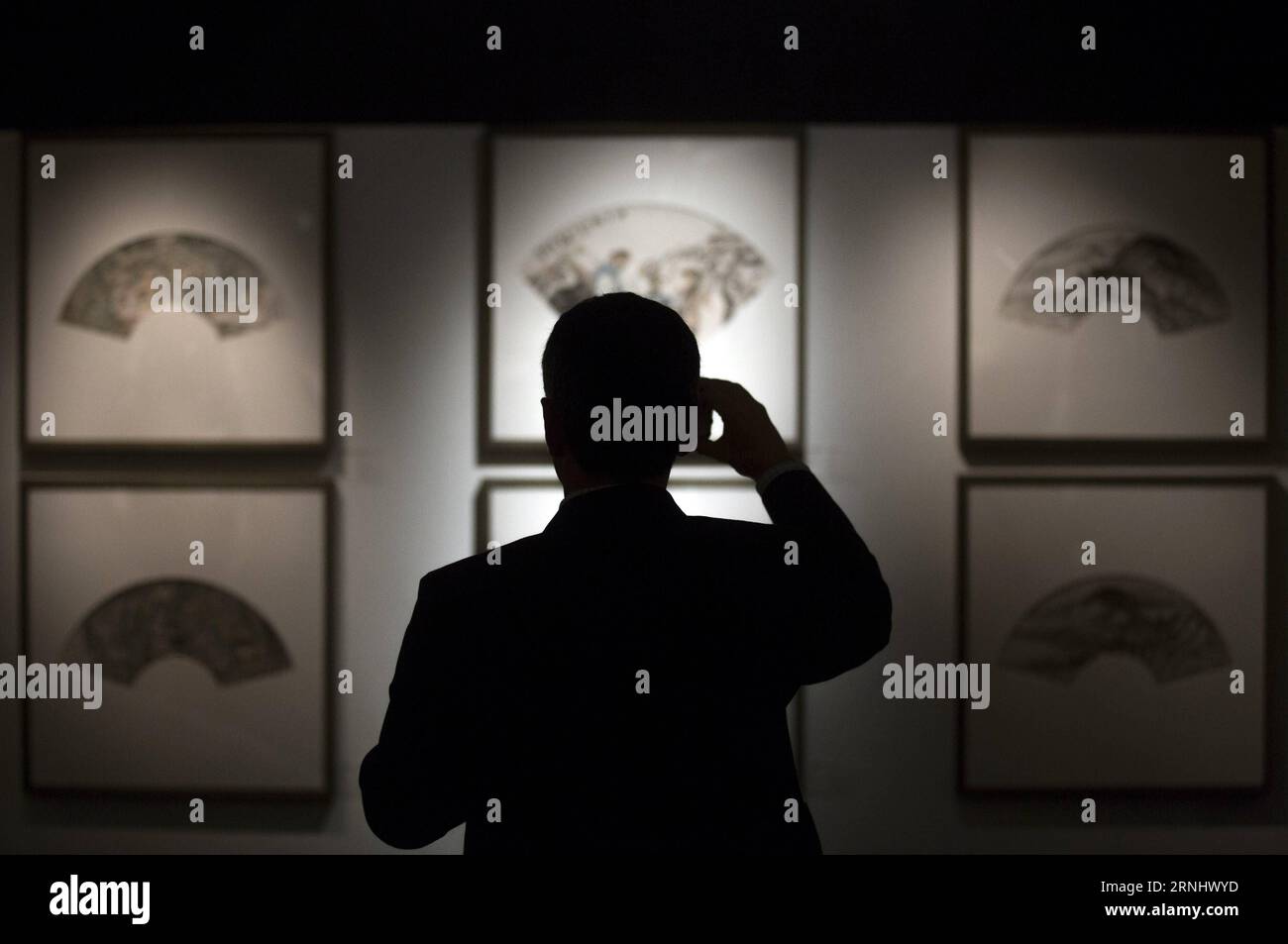 Hand fans museum hi-res stock photography and images - Alamy