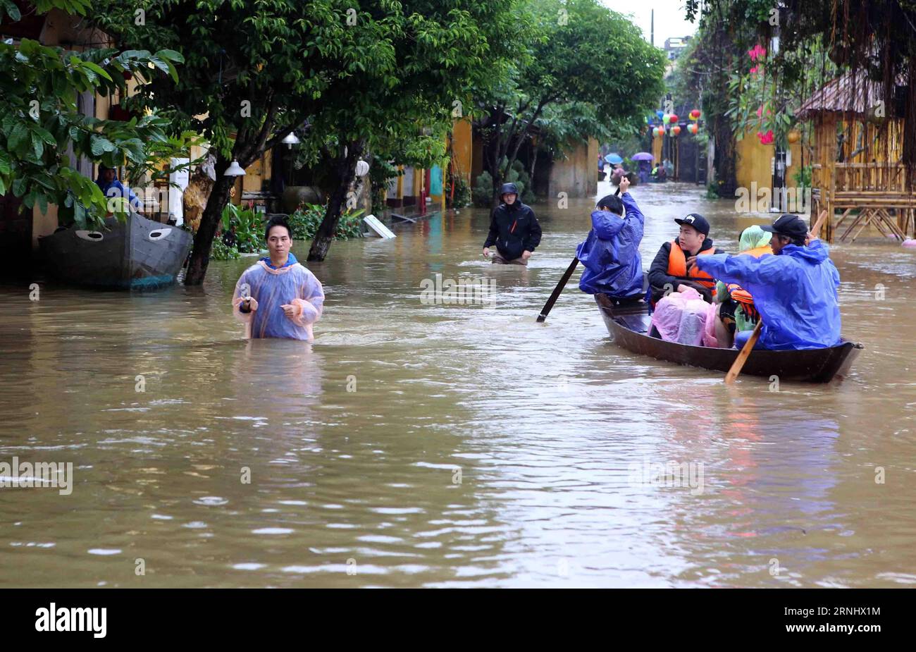 (161215) -- HANOI, Dec. 15, 2016 -- Local citizens travel by a boat on a flooded street in tourist attraction Hoi An ancient city of Quang Nam province, central Vietnam, Dec. 15, 2016. Heavy rains and upstream water have caused rising water level in Hoai River in Hoi An city from Wednesday night to Thursday noon. )(cl) VIETNAM-QUANG NAM-FLOOD VNA PUBLICATIONxNOTxINxCHN   161215 Hanoi DEC 15 2016 Local Citizens Travel by a Boat ON a flooded Street in Tourist Attraction Hoi to Ancient City of Quang Nam Province Central Vietnam DEC 15 2016 Heavy Rains and Upstream Water have CAUSED Rising Water L Stock Photo