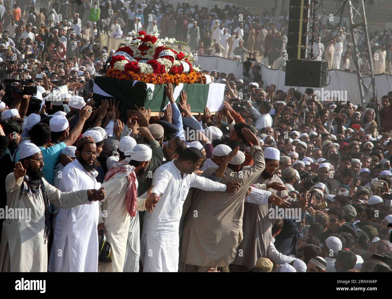 Pakistan: Junaid Jamshed Beerdigung in Karachi (161215) -- KARACHI (PAKISTAN), Dec. 15, 2016 -- People attend the funeral of Junaid Jamshed, a Pakistani pop singer turned Islamic preacher, in Karachi, southern Pakistan, on Dec. 15, 2016. Thousands of people attended the funeral prayers for Jashmed, who died in the Dec. 7 plane crash in Havelian. A passenger plane of Pakistan International Airlines with 48 people on board crashed in Pakistan s northwest Havelian area on Wednesday. No one survived the accident. ) PAKISTAN-KARACHI-PLANE CRASH-FUNERAL Masroor PUBLICATIONxNOTxINxCHN   Pakistan Juna Stock Photo