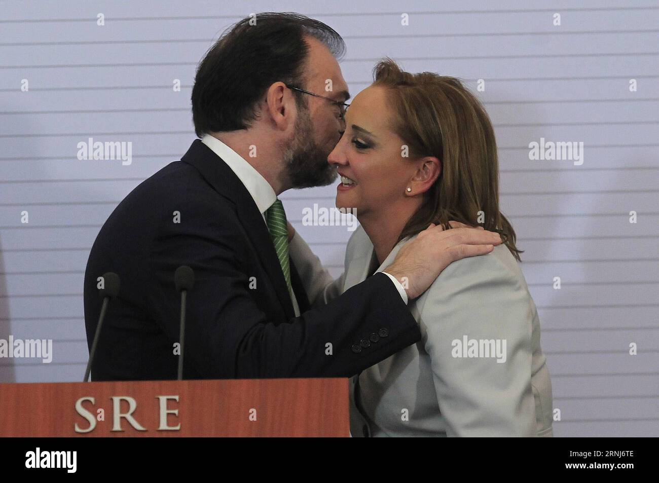 (170105) -- MEXICO CITY, Jan. 4, 2017 -- Mexico s new Foreign Minister Luis Videgaray (L) and his predecessor Claudia Ruiz Massieu attend a press conference in Mexico City, capital of Mexico, on Jan. 4, 2017. Mexican President Enrique Pena Nieto on Wednesday named former Economy Minister Luis Videgaray Caso as his new foreign minister, replacing Claudia Ruiz Massieu. ) (zcc) MEXICO-MEXICO CITY-NEW FOREIGN MINISTER STR PUBLICATIONxNOTxINxCHN   Mexico City Jan 4 2017 Mexico S New Foreign Ministers Luis Videgaray l and His predecessor Claudia Ruiz MASSIEU attend a Press Conference in Mexico City Stock Photo