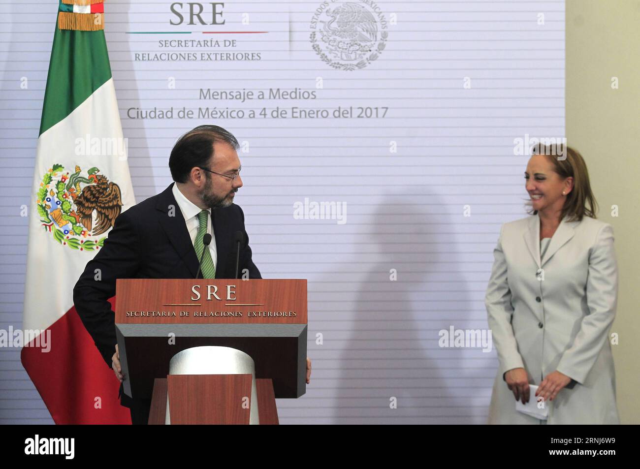 (170105) -- MEXICO CITY, Jan. 4, 2017 -- Mexico s new Foreign Minister Luis Videgaray (L) and his predecessor Claudia Ruiz Massieu attend a press conference in Mexico City, capital of Mexico, on Jan. 4, 2017. Mexican President Enrique Pena Nieto on Wednesday named former Economy Minister Luis Videgaray Caso as his new foreign minister, replacing Claudia Ruiz Massieu. ) (zcc) MEXICO-MEXICO CITY-NEW FOREIGN MINISTER STR PUBLICATIONxNOTxINxCHN   Mexico City Jan 4 2017 Mexico S New Foreign Ministers Luis Videgaray l and His predecessor Claudia Ruiz MASSIEU attend a Press Conference in Mexico City Stock Photo