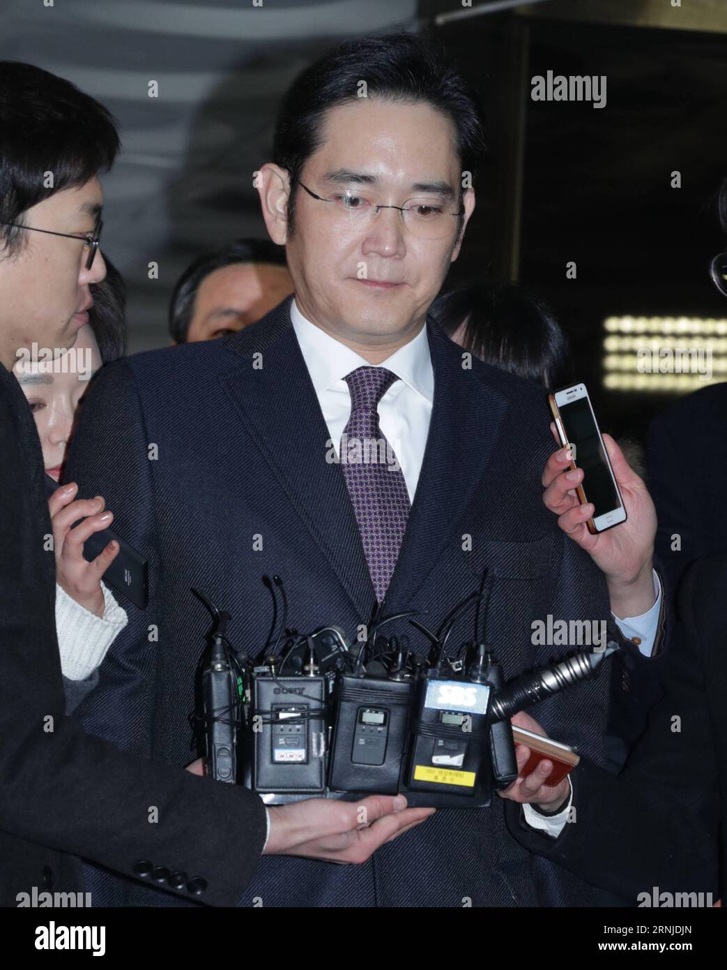 (170118) -- SEOUL, Jan. 18, 2017 -- Samsung Electronics Vice Chairman Lee Jae-yong receives interviews before a court hearing in Seoul, South Korea, Jan. 18, 2017. Samsung Electronics Vice Chairman Lee Jae-yong appeared in court on Wednesday for determination on his arrest warrant which prosecutors sought two days earlier. )(zcc) SOUTH KOREA-SEOUL-LEE JAE-YONG-HEARING LeexSang-ho PUBLICATIONxNOTxINxCHN   Seoul Jan 18 2017 Samsung Electronics Vice Chairman Lee Jae Yong receives Interviews Before a Court Hearing in Seoul South Korea Jan 18 2017 Samsung Electronics Vice Chairman Lee Jae Yong appe Stock Photo