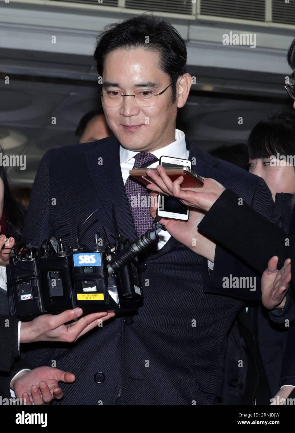 (170118) -- SEOUL, Jan. 18, 2017 -- Samsung Electronics Vice Chairman Lee Jae-yong receives interviews before a court hearing in Seoul, South Korea, Jan. 18, 2017. Samsung Electronics Vice Chairman Lee Jae-yong appeared in court on Wednesday for determination on his arrest warrant which prosecutors sought two days earlier. )(zcc) SOUTH KOREA-SEOUL-LEE JAE-YONG-HEARING LeexSang-ho PUBLICATIONxNOTxINxCHN   Seoul Jan 18 2017 Samsung Electronics Vice Chairman Lee Jae Yong receives Interviews Before a Court Hearing in Seoul South Korea Jan 18 2017 Samsung Electronics Vice Chairman Lee Jae Yong appe Stock Photo