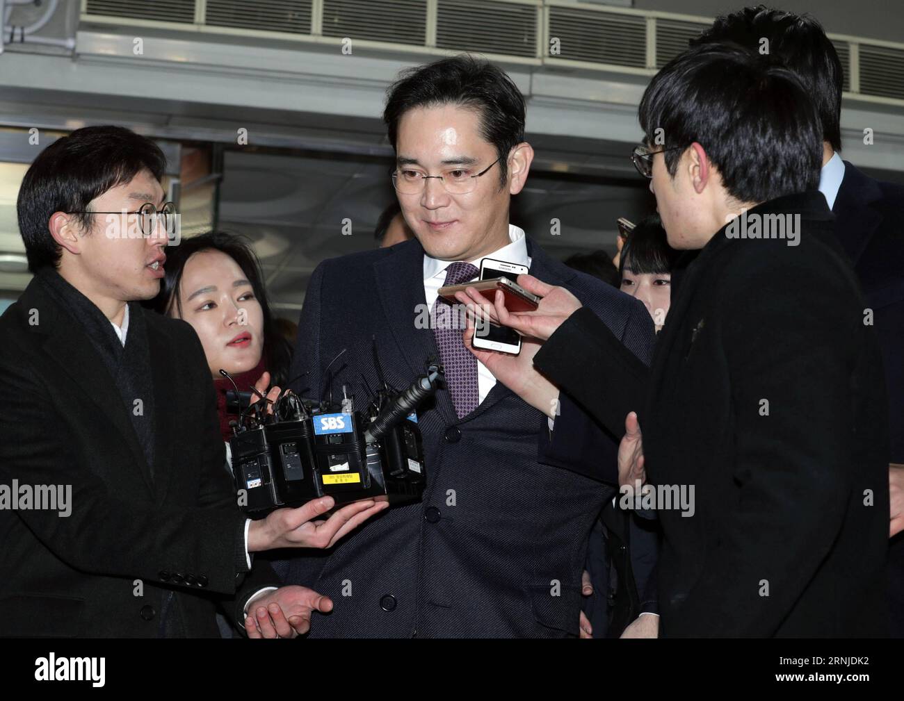 (170118) -- SEOUL, Jan. 18, 2017 -- Samsung Electronics Vice Chairman Lee Jae-yong (C) receives interviews before a court hearing in Seoul, South Korea, Jan. 18, 2017. Samsung Electronics Vice Chairman Lee Jae-yong appeared in court on Wednesday for determination on his arrest warrant which prosecutors sought two days earlier. )(zcc) SOUTH KOREA-SEOUL-LEE JAE-YONG-HEARING LeexSang-ho PUBLICATIONxNOTxINxCHN   Seoul Jan 18 2017 Samsung Electronics Vice Chairman Lee Jae Yong C receives Interviews Before a Court Hearing in Seoul South Korea Jan 18 2017 Samsung Electronics Vice Chairman Lee Jae Yon Stock Photo
