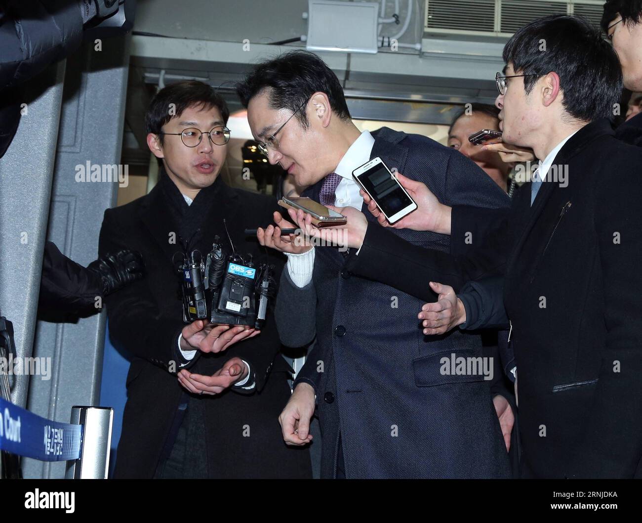 (170118) -- SEOUL, Jan. 18, 2017 -- Samsung Electronics Vice Chairman Lee Jae-yong (C) receives interviews before a court hearing in Seoul, South Korea, Jan. 18, 2017. Samsung Electronics Vice Chairman Lee Jae-yong appeared in court on Wednesday for determination on his arrest warrant which prosecutors sought two days earlier. )(zcc) SOUTH KOREA-SEOUL-LEE JAE-YONG-HEARING LeexSang-ho PUBLICATIONxNOTxINxCHN   Seoul Jan 18 2017 Samsung Electronics Vice Chairman Lee Jae Yong C receives Interviews Before a Court Hearing in Seoul South Korea Jan 18 2017 Samsung Electronics Vice Chairman Lee Jae Yon Stock Photo