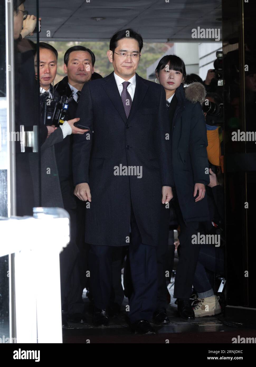 (170118) -- SEOUL, Jan. 18, 2017 -- Samsung Electronics Vice Chairman Lee Jae-yong (C) walks to attend a court hearing in Seoul, South Korea, Jan. 18, 2017. Samsung Electronics Vice Chairman Lee Jae-yong appeared in court on Wednesday for determination on his arrest warrant which prosecutors sought two days earlier. )(zcc) SOUTH KOREA-SEOUL-LEE JAE-YONG-HEARING LeexSang-ho PUBLICATIONxNOTxINxCHN   Seoul Jan 18 2017 Samsung Electronics Vice Chairman Lee Jae Yong C Walks to attend a Court Hearing in Seoul South Korea Jan 18 2017 Samsung Electronics Vice Chairman Lee Jae Yong appeared in Court ON Stock Photo