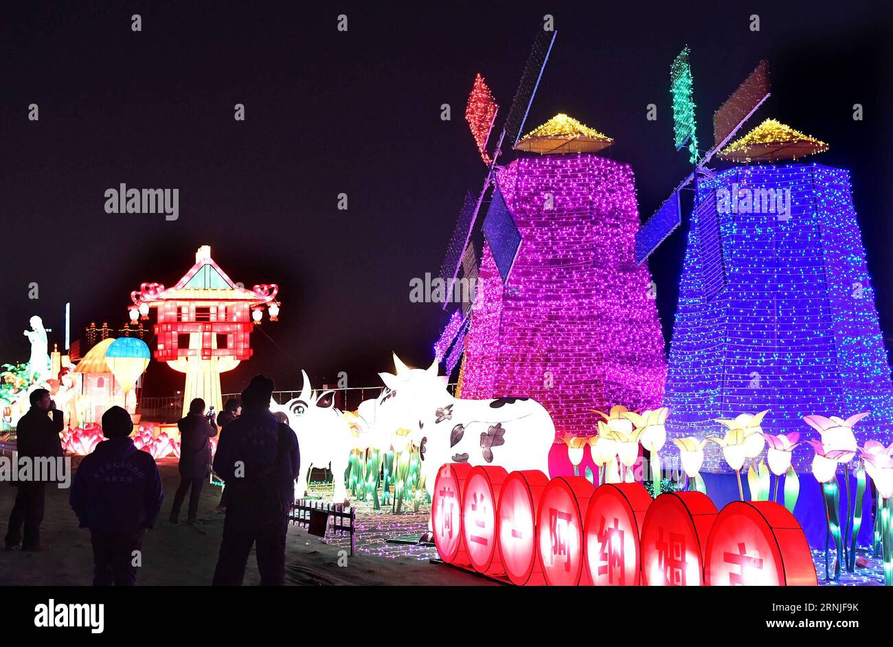 (170121) -- HANCHENG, Jan. 21, 2017 -- Visitors view lanterns during an international light art festival in Hancheng, northwest China s Shaanxi Province, Jan. 20, 2017. The light festival, themed on the Belt and Road Initiative, kicked off here on Saturday, displaying over 500 sets of light works. ) (wyo) CHINA-SHAANXI-LIGHT FESTIVAL-BELT AND ROAD (CN) TaoxMing PUBLICATIONxNOTxINxCHN   Hancheng Jan 21 2017 Visitors View Lanterns during to International Light Art Festival in Hancheng Northwest China S Shaanxi Province Jan 20 2017 The Light Festival themed ON The Belt and Road Initiative kicked Stock Photo