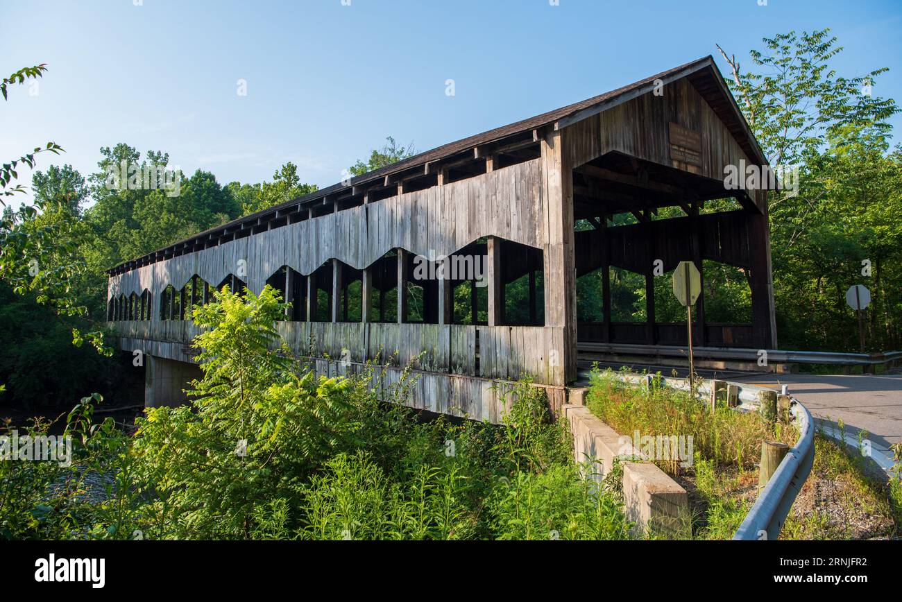 Corwin M. Nixon Covered Bridge, which carries Middletown Road over the Little Miami River north of Oregonia in Wayne Township, Warren County, Ohio. Bu Stock Photo