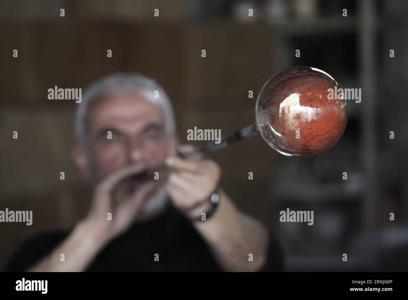 (170123) -- Hebron, Jan. 22, 2017 -- A Palestinian craftsman works at a glass factory in the West Bank city of Hebron on Jan. 22, 2017. )(zf) MIDEAST-HEBRON-GLASS-INDUSTRIES MamounxWazwaz PUBLICATIONxNOTxINxCHN   Hebron Jan 22 2017 a PALESTINIAN Craftsman Works AT a Glass Factory in The WEST Bank City of Hebron ON Jan 22 2017 ZF Mideast Hebron Glass Industries MamounxWazwaz PUBLICATIONxNOTxINxCHN Stock Photo