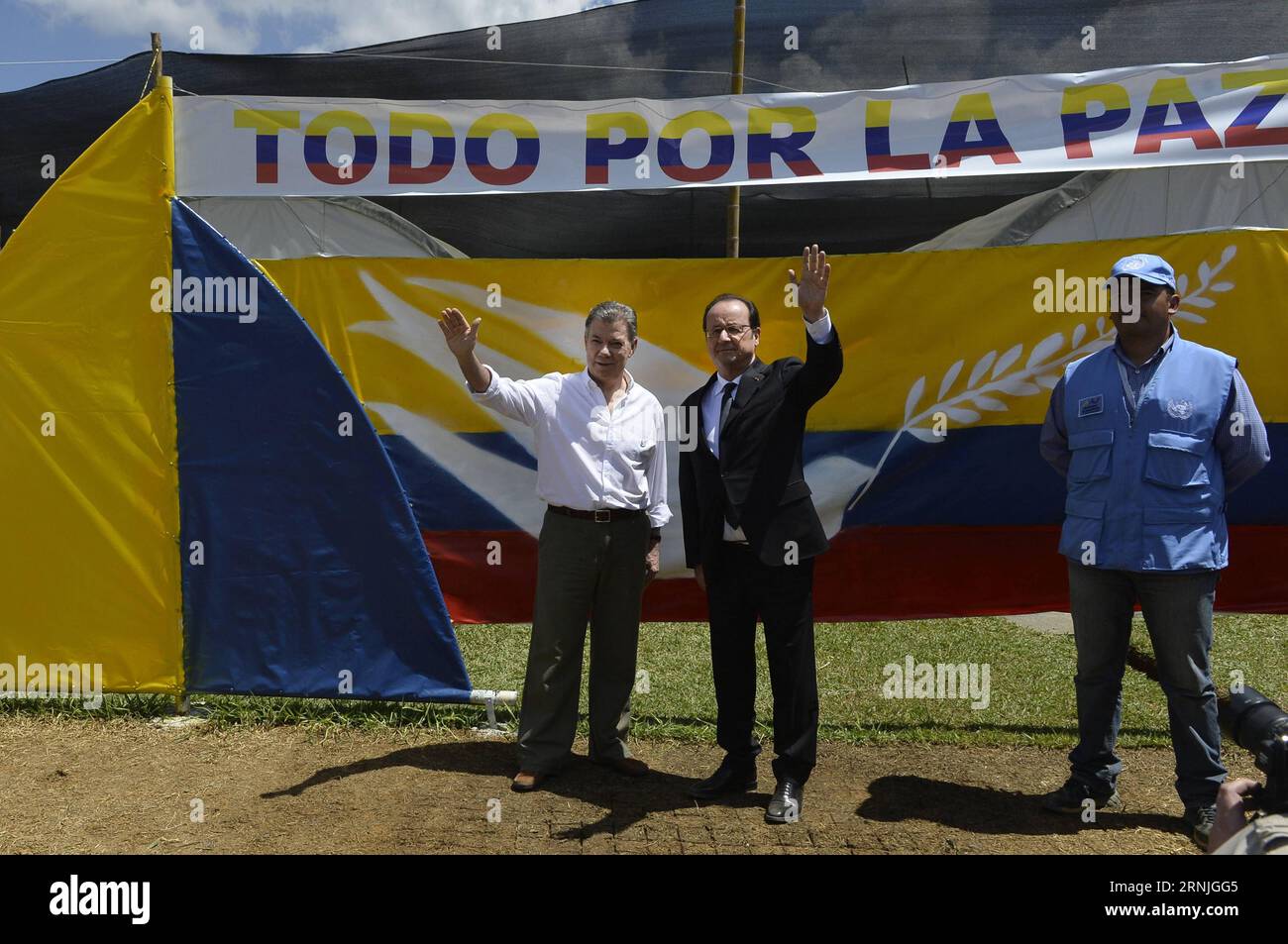 (170125) -- CAUCA, Jan. 24, 2017 -- Image provided by the Presidency of Colombia shows Colombian President Juan Manuel Santos (L) and French President Francois Hollande (C) visiting the demobilization camp in La Venta, the municipality of Caldono, Colombia, on Jan. 24, 2017. Juan David Tena/Colombia s Presidency) (ma) (da)(gj) COLOMBIA-CALDONO-FRANCE-POLITICS-VISIT COLOMBIANxPRESIDENCY PUBLICATIONxNOTxINxCHN   Cauca Jan 24 2017 Image provided by The Presidency of Colombia Shows Colombian President Juan Manuel Santos l and French President François Hollande C Visiting The Demobilization Camp in Stock Photo