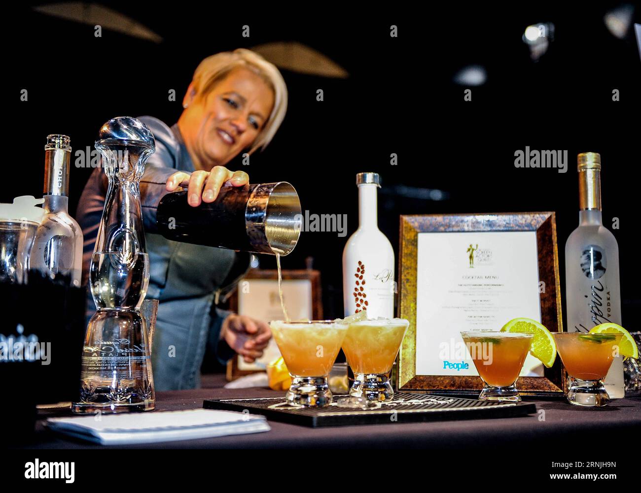 LOS ANGELES, Jan. 26, 2017 -- A bartender makes a cocktail during a media preview of the 23rd annual Screen Actors Guild Awards at a restaurant in Los Angeles, the United States, Jan. 26, 2017. The 23rd annual Screen Actors Guild Awards ceremony will be held at the Shrine Exposition Center on Jan. 29, 2017. ) (zy) US-LOS ANGELES-SAG AWARDS-FOOD-PREVIEW ZhangxChaoqun PUBLICATIONxNOTxINxCHN   Los Angeles Jan 26 2017 a Bartender makes a Cocktail during a Media Preview of The 23rd Annual Screen Actors Guild Awards AT a Restaurant in Los Angeles The United States Jan 26 2017 The 23rd Annual Screen Stock Photo