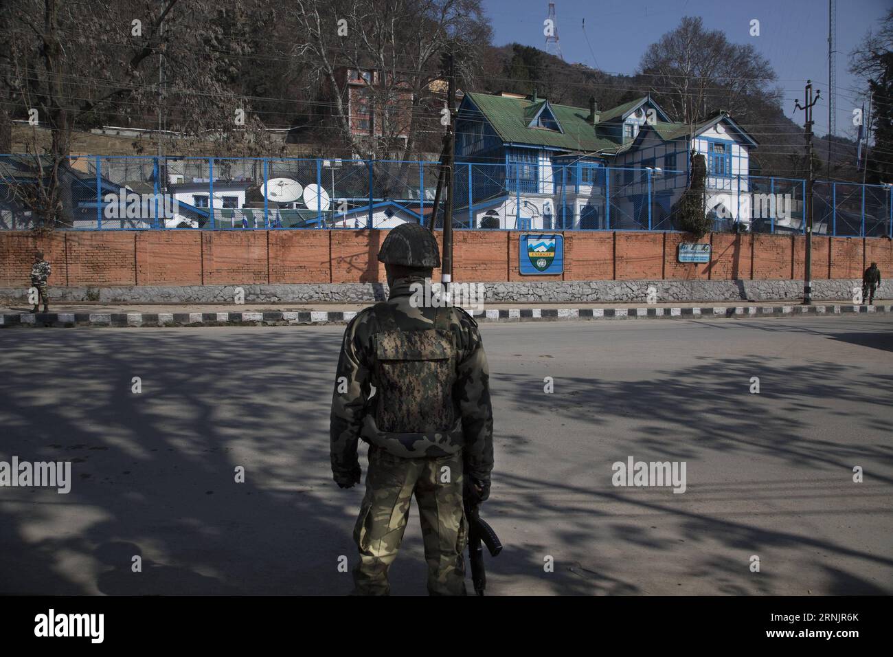 170210) -- SRINAGAR, Feb. 10, 2017 -- Indian paramilitary troopers stand  guard outside the office of United Nations Military Observers Group in  India and Pakistan (UNMOGIP), in Srinagar, summer capital of  Indian-controlled