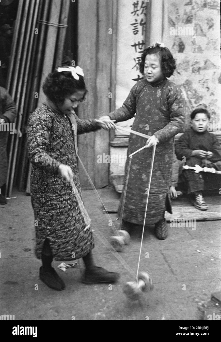 (170211) -- BEIJING, Feb. 11, 2017 -- Two children play diabolos at Shanghai, east China, during spring festival, 1948. Spring Festival or the Lunar New Year is the most significant holiday for Chinese. Except for reuniting with family members, they take part in fun activities to celebrate. This year, the Spring Festival starts from Jan. 28. (wsw) CHINA-SPRING FESTIVAL-FUN ACTIVITIES (CN) Xinhuashe PUBLICATIONxNOTxINxCHN   Beijing Feb 11 2017 Two Children Play Pellets AT Shanghai East China during Spring Festival 1948 Spring Festival or The Lunar New Year IS The Most significant Holiday for Ch Stock Photo