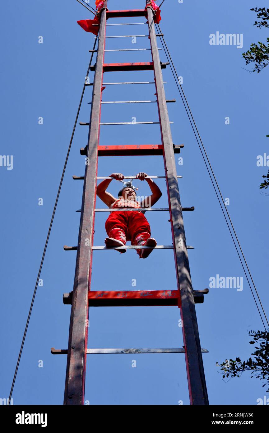 China: Mann klettert eine Leiter mit Klingen als Sprossen hinauf (170215) -- PUTIAN, Feb. 15, 2017 -- A performer climbs a ladder with knife rungs during a celebration activity in Puxi Village of Putian, southeast China s Fujian Province, Feb. 15, 2017. ) (zkr) CHINA-PUTIAN-KNIFE LADDER(CN) ZhangxGuojun PUBLICATIONxNOTxINxCHN   China Man climbs a Leader with Blades as Sprouts up 170215 Putian Feb 15 2017 a Performer climb a LADDER With Knife Rungs during a Celebration Activity in Puxi Village of Putian South East China S Fujian Province Feb 15 2017 CCR China Putian Knife LADDER CN ZhangxGuojun Stock Photo
