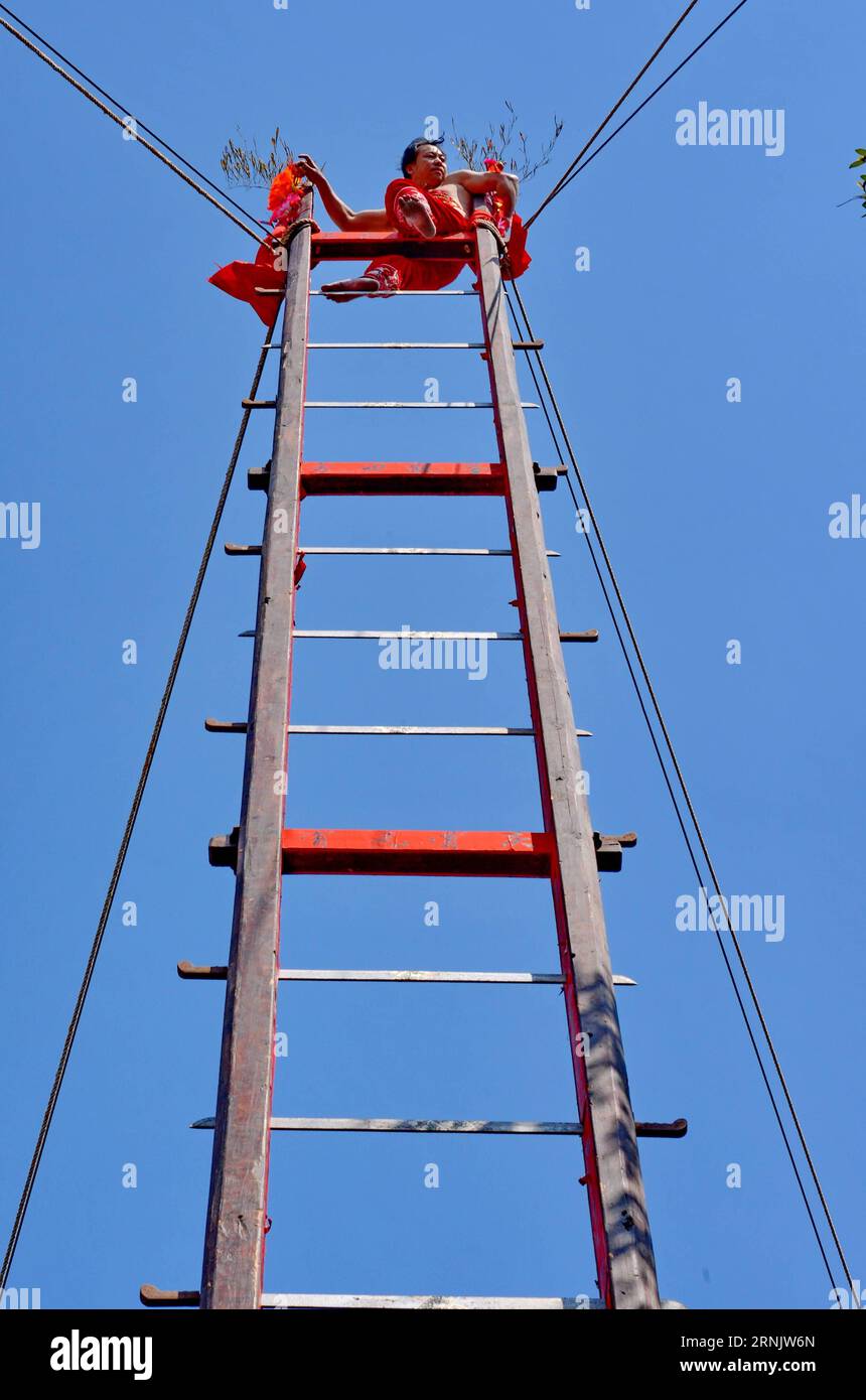 China: Mann klettert eine Leiter mit Klingen als Sprossen hinauf (170215) -- PUTIAN, Feb. 15, 2017 -- A performer climbs a ladder with knife rungs during a celebration activity in Puxi Village of Putian, southeast China s Fujian Province, Feb. 15, 2017. ) (zkr) CHINA-PUTIAN-KNIFE LADDER(CN) ZhangxGuojun PUBLICATIONxNOTxINxCHN   China Man climbs a Leader with Blades as Sprouts up 170215 Putian Feb 15 2017 a Performer climb a LADDER With Knife Rungs during a Celebration Activity in Puxi Village of Putian South East China S Fujian Province Feb 15 2017 CCR China Putian Knife LADDER CN ZhangxGuojun Stock Photo