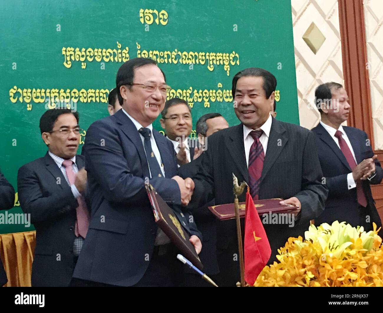 (170217) -- PHNOM PENH, Feb. 17, 2017 -- Cambodian Interior Ministry secretary of state Em Sam An (R, front) shakes hands with Vietnamese Public Security Ministry deputy minister Nguyen Van Thanh (L, front) in Phnom Penh, Cambodia, on Feb. 17, 2017. Cambodia and Vietnam on Friday pledged to further enhance their bilateral cooperation in public security, combating cross-border crimes, and police training. ) (sxk) CAMBODIA-PHNOM PENH-VIETNAM-COOPERATION Sovannara PUBLICATIONxNOTxINxCHN   Phnom Penh Feb 17 2017 Cambodian Interior Ministry Secretary of State euro Sat to r Front Shakes Hands With V Stock Photo