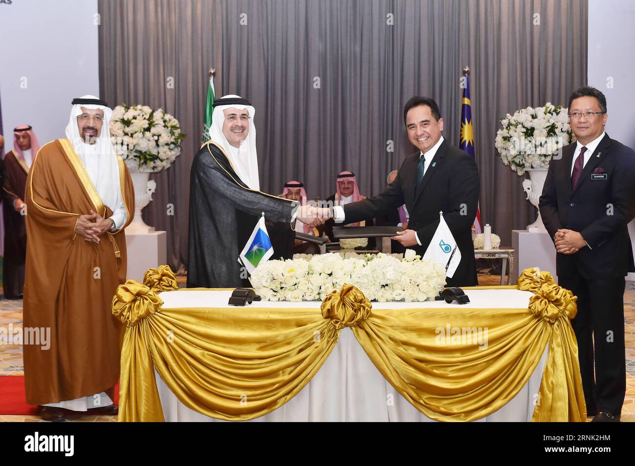 (170228) -- KUALA LUMPUR, Feb. 28, 2017 () -- Saudi Aramco s CEO Amin H. Nasser (2nd L) shakes hands with Petronas chief Wan Zulkiflee Wan Ariffin (2nd R) during a signing ceremony in Kuala Lumpur, Malaysia, on Feb. 28, 2017. Saudi Aramco and Petronas, the two national oil companies from Saudi Arabia and Malaysia respectively, entered into a 50-50 partnership on Tuesday. Saudi Aramco will invest 7 billion U.S. dollars in a refinery in the southern Malaysian state of Johor, called Refinery and Petrochemical Integrated Development, or RAPID. () (zy) MALAYSIA-SAUDI ARABIA-OIL COMPANIES-INVESTMENT Stock Photo