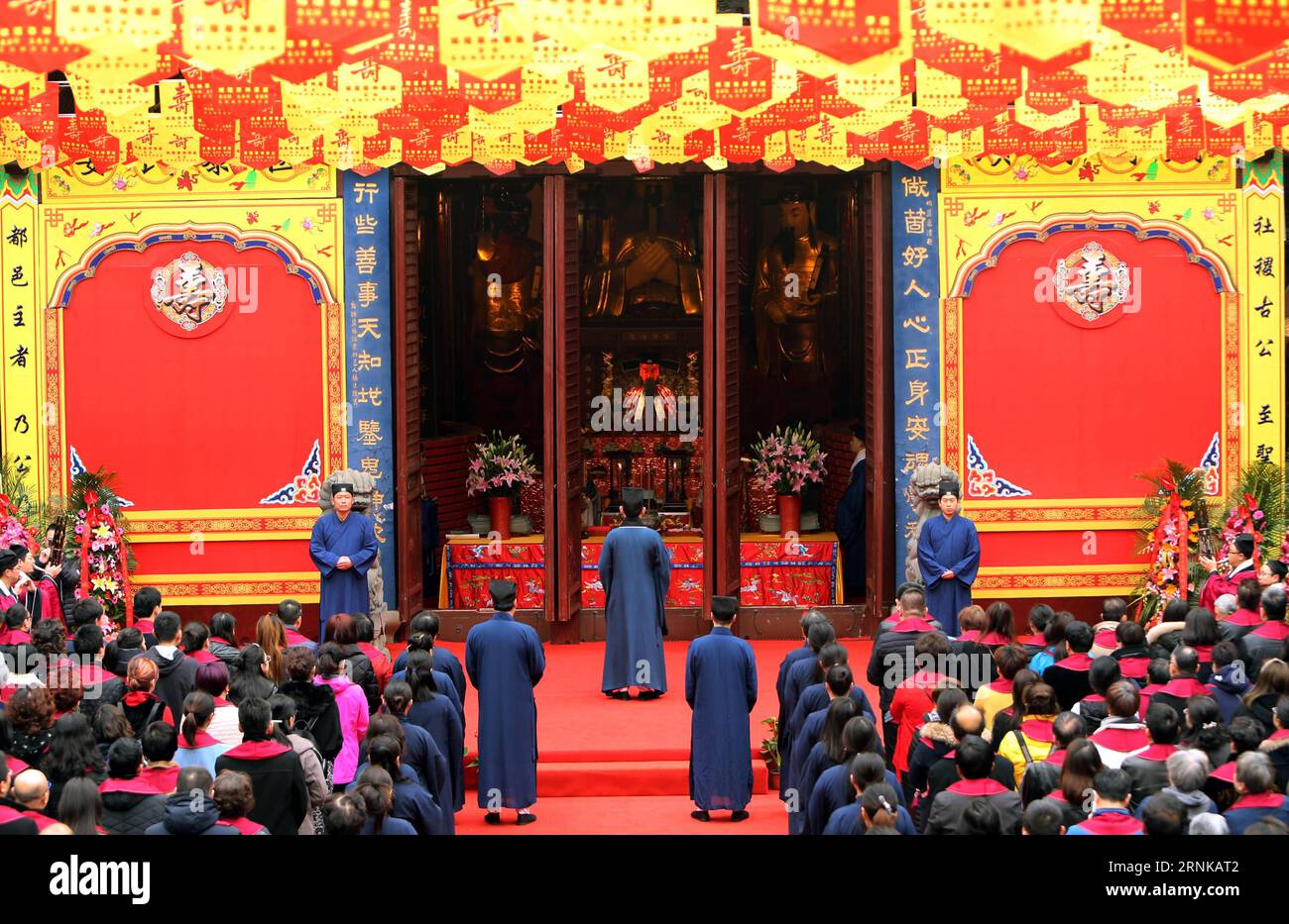 (170318) -- SHANGHAI, March 18, 2017 -- A ceremony is held in the Chenghuang temple (The City Temple of Shanghai) wishing for city s prosperity in Shanghai, east China, March 18, 2017. ) (zyd) CHINA-SHANGHAI-CHENGHUANG-CEREMONY (CN) LiuxYing PUBLICATIONxNOTxINxCHN   Shanghai March 18 2017 a Ceremony IS Hero in The Cheng Huang Temple The City Temple of Shanghai Wishing for City S Prosperity in Shanghai East China March 18 2017 ZYD China Shanghai Cheng Huang Ceremony CN LiuxYing PUBLICATIONxNOTxINxCHN Stock Photo