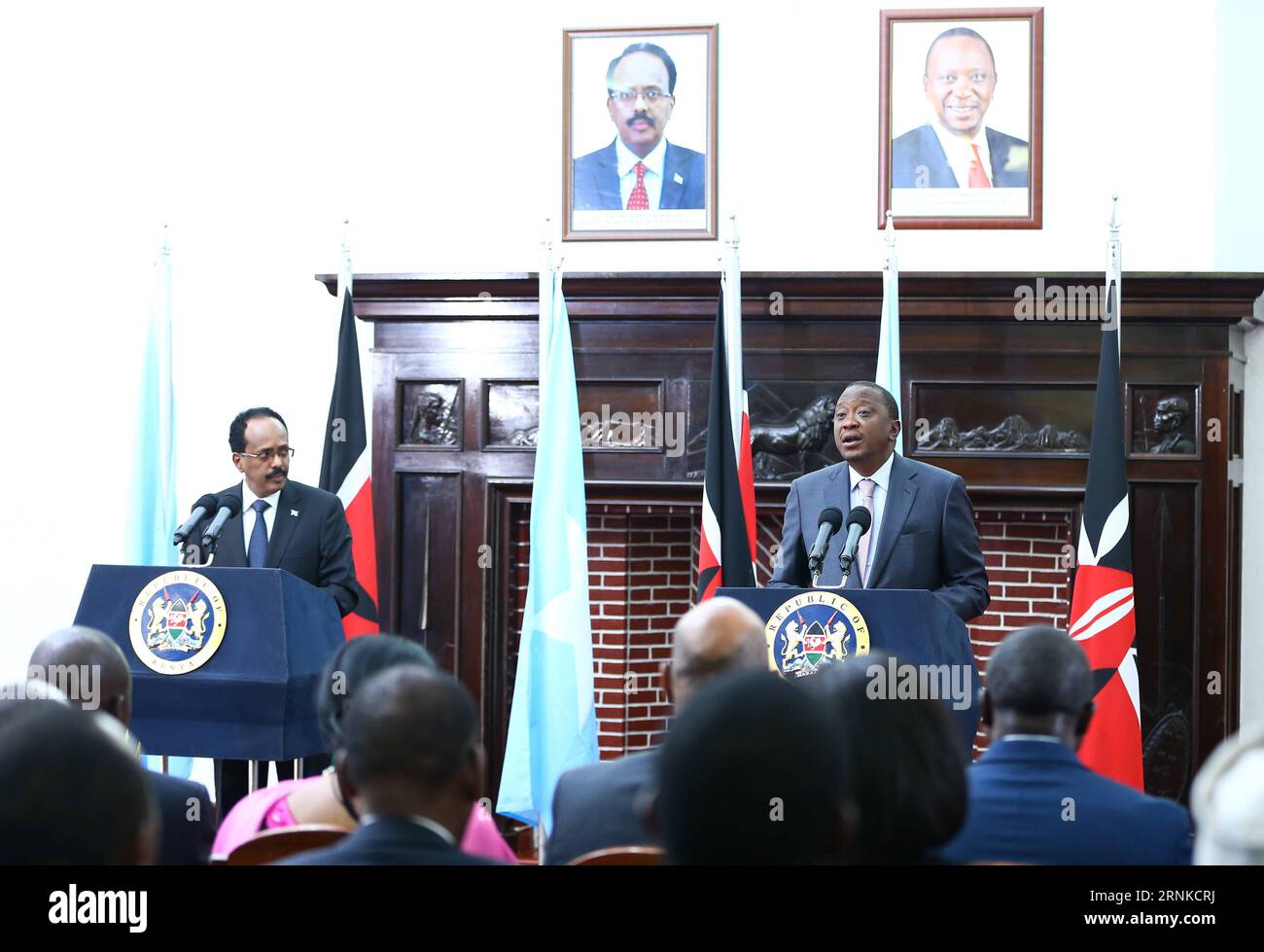 (170323) -- NAIROBI, March 23, 2017 -- Kenyan President Uhuru Kenyatta (R) and visiting Somali President Mohamed Abdullahi Mohamed attend a press conference at the State House in Nairobi, capital of Kenya, on March 23, 2017. Somali President Mohamed Abdullahi Mohamed began his first state visit to Kenya on Thursday ahead of a special summit on the Inter-Governmental Authority on Development (IGAD) to be held on Saturday. )(zhf) KANYA-NAIROBI-SOMALIA-PRESIDENT-VISIT PanxSiwei PUBLICATIONxNOTxINxCHN   Nairobi March 23 2017 Kenyan President Uhuru Kenyatta r and Visiting Somali President Mohamed A Stock Photo