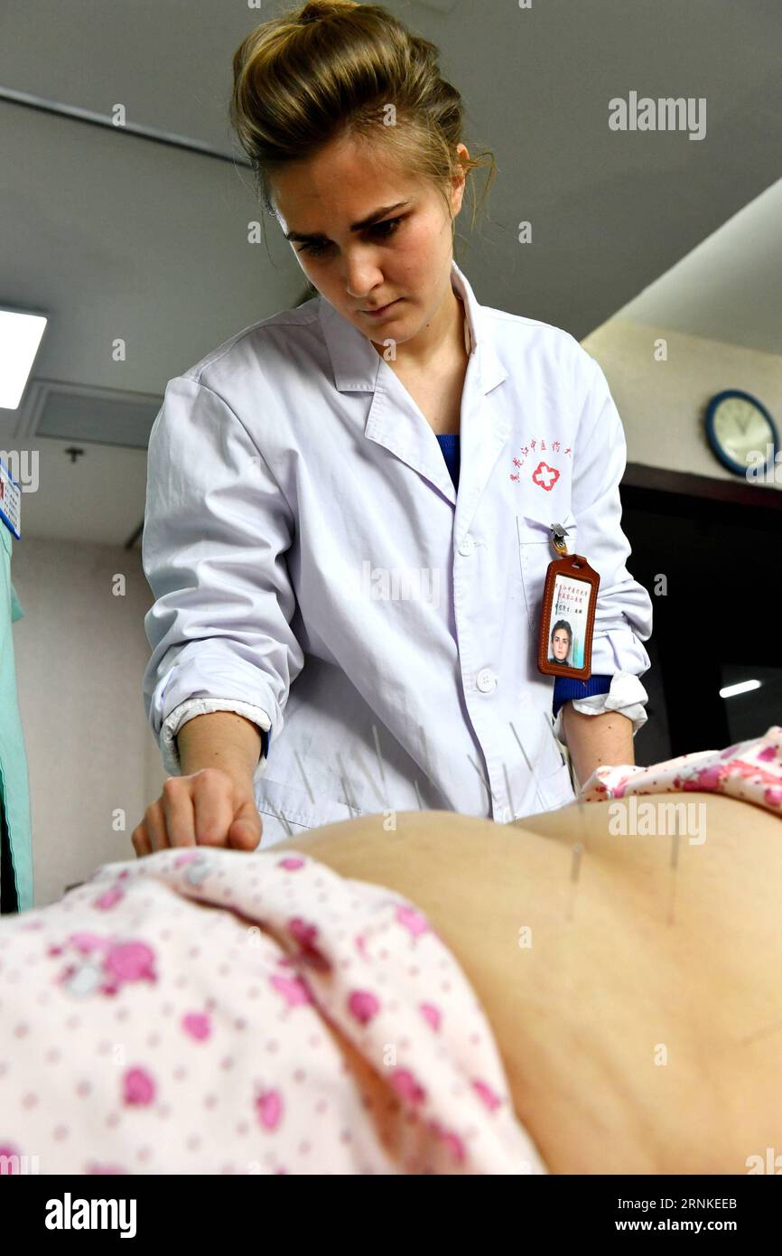 Chinese acupuncture student hi-res stock photography and images - Alamy