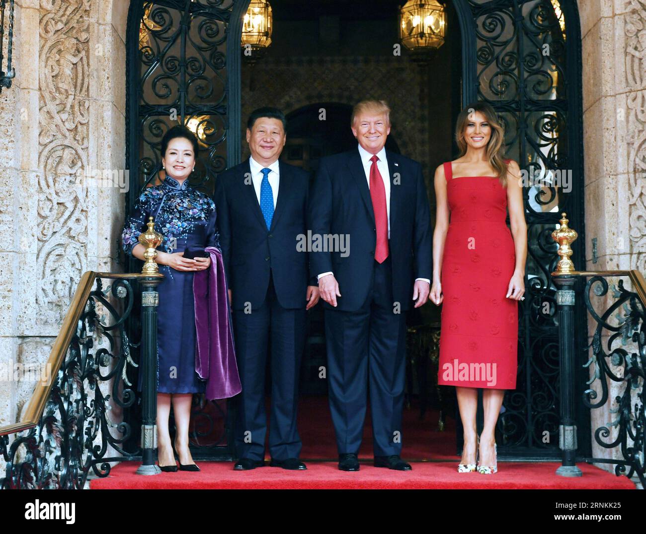 170406) -- MAR-A-LAGO, April 6, 2017 (Xinhua) -- Chinese President Xi  Jinping (2nd L) and his wife Peng Liyuan (1st L) pose for a photo with U.S.  President Donald Trump (2nd R)