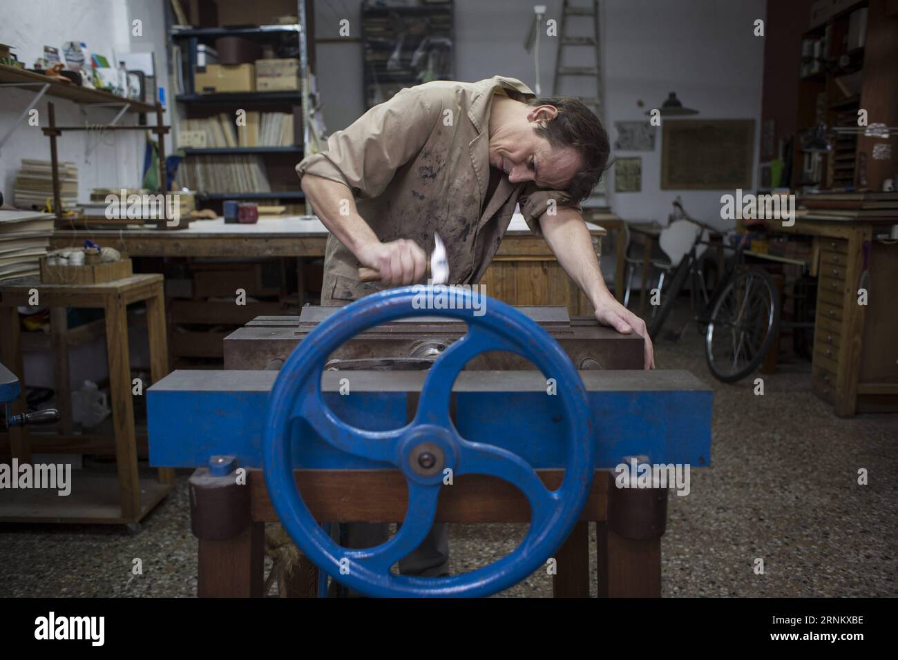 (170423) -- FLORIDA, April 23, 2017 -- Bookbinder Andres Casares hammers the back of a book at his workshop in the town of Florida, Argentina, on April 22, 2017. Martin Zabala) (djj) ARGENTINA-FLORIDA-BOOKBINDER e MARTINxZABALA PUBLICATIONxNOTxINxCHN   Florida April 23 2017 Bookbinder Andres Casares Hammers The Back of a Book AT His Workshop in The Town of Florida Argentina ON April 22 2017 Martin Zabala djj Argentina Florida Bookbinder e MartinXZabala PUBLICATIONxNOTxINxCHN Stock Photo