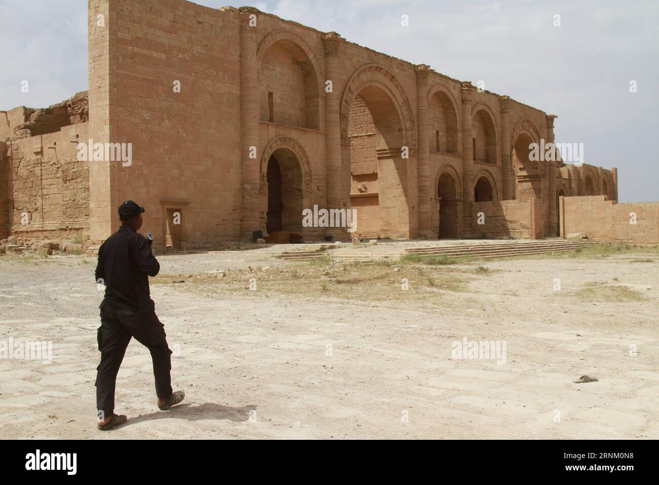 (170428) -- BAGHDAD, April 28, 2017 -- An Iraqi paramilitary soldier patrols at the ancient Hatra city in the south of Nineveh province, Iraq, on April 28, 2017. Iraqi paramilitary units, known as Hashd Shaabi, on Wednesday retook control of ancient remains of the Hatra city in south of Iraq s northern province of Nineveh after clashes with Islamic State (IS) militants, the paramilitary units said. ) IRAQ-NINEVEH-ANCIENT SITE OF HATRA-IRAQI FORCES-SEIZING YaserxJawad PUBLICATIONxNOTxINxCHN   Baghdad April 28 2017 to Iraqi paramilitary Soldier Patrol AT The Ancient Hatra City in The South of Ni Stock Photo