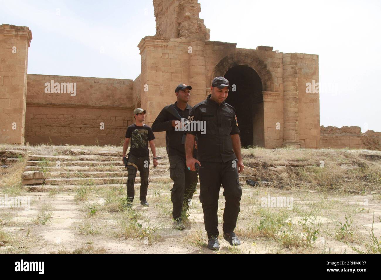 (170428) -- BAGHDAD, April 28, 2017 -- Iraqi paramilitary soldiers patrol at the ancient Hatra city in the south of Nineveh province, Iraq, on April 28, 2017. Iraqi paramilitary units, known as Hashd Shaabi, on Wednesday retook control of ancient remains of the Hatra city in south of Iraq s northern province of Nineveh after clashes with Islamic State (IS) militants, the paramilitary units said. ) IRAQ-NINEVEH-ANCIENT SITE OF HATRA-IRAQI FORCES-SEIZING YaserxJawad PUBLICATIONxNOTxINxCHN   Baghdad April 28 2017 Iraqi paramilitary Soldiers Patrol AT The Ancient Hatra City in The South of Nineveh Stock Photo