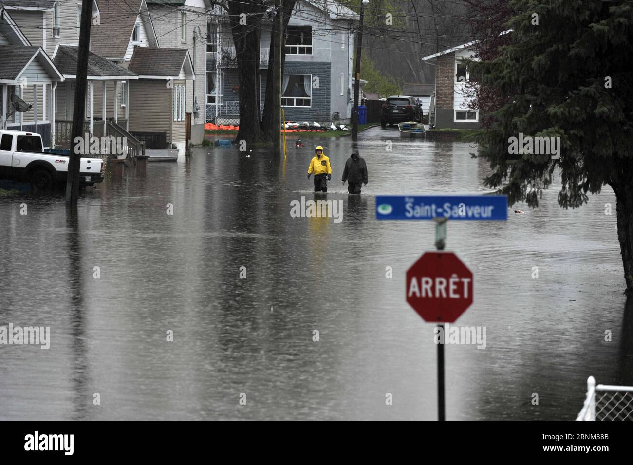 (170506) -- GATINEAU, May 6, 2017 -- People walk in the street of flooded Gatineau, Quebec province of Canada, May 5, 2017. Several areas across Quebec is flooded as heavy rain has continued for days in eastern Canada. ) (zxj) CANADA-GATINEAU-FLOOD KADRIxMohamed PUBLICATIONxNOTxINxCHN   Gatineau May 6 2017 Celebrities Walk in The Street of flooded Gatineau Quebec Province of Canada May 5 2017 several Areas across Quebec IS flooded As Heavy Rain has Continued for Days in Eastern Canada  Canada Gatineau Flood KADRIxMOHAMED PUBLICATIONxNOTxINxCHN Stock Photo