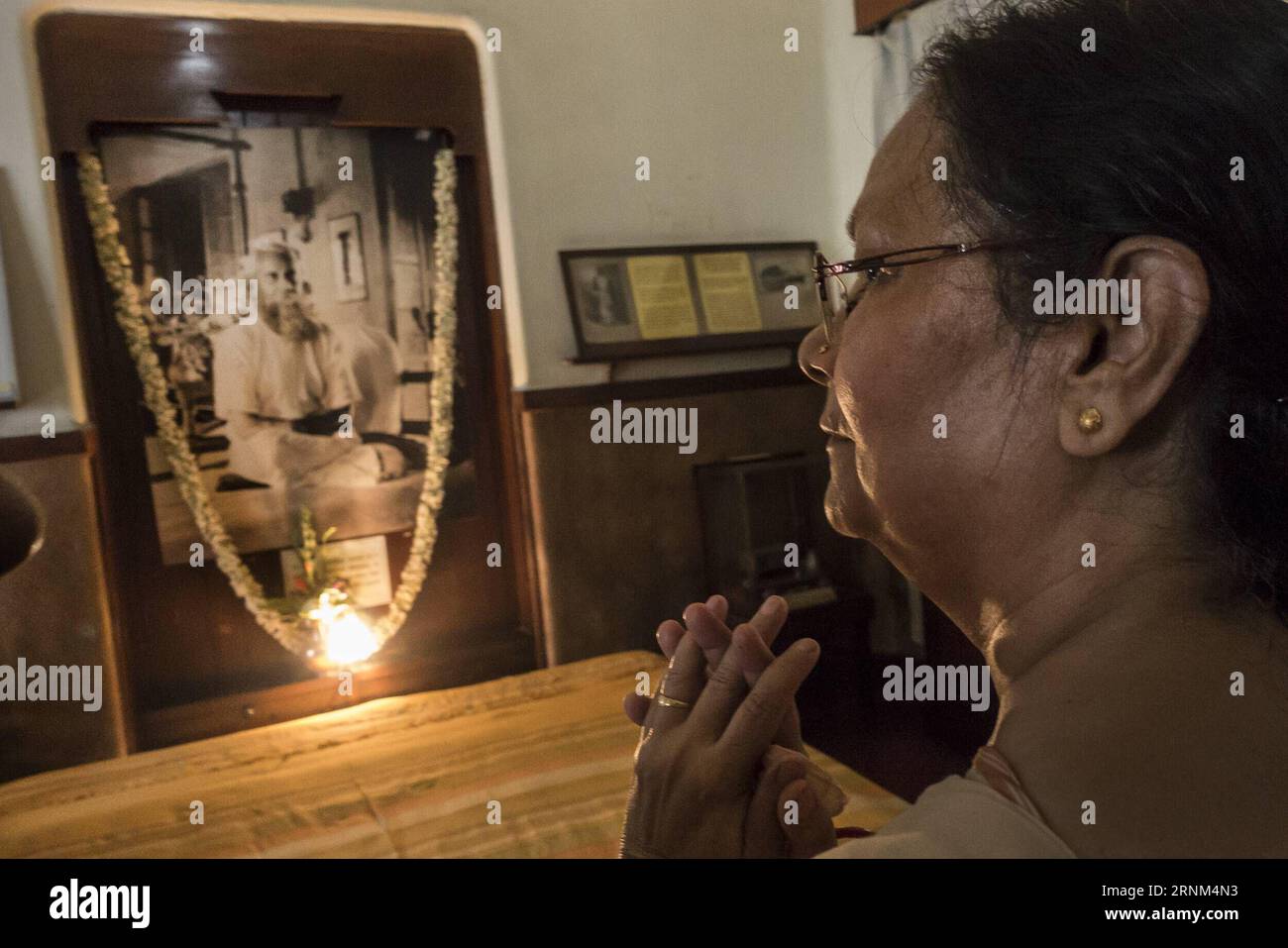 (170509) -- KOLKATA, May 9, 2017 -- An Indian woman visits the museum at Nobel laureate poet Rabindranath Tagore s house during the celebration on the 156th birth anniversary of Tagore in Kolkata, capital of eastern Indian state West Bengal on May 9, 2017. Tagore was the first Asian to win Nobel Prize for his collection of poems Geetanjali in 1913. ) (zjy) INDIA-KOLKATA-TAGORE-BIRTH ANNIVERSARY TumpaxMondal PUBLICATIONxNOTxINxCHN   Kolkata May 9 2017 to Indian Woman visits The Museum AT Nobel Laureate Poet Rabindranath Tagore S House during The Celebration ON The 156th Birth Anniversary of Tag Stock Photo