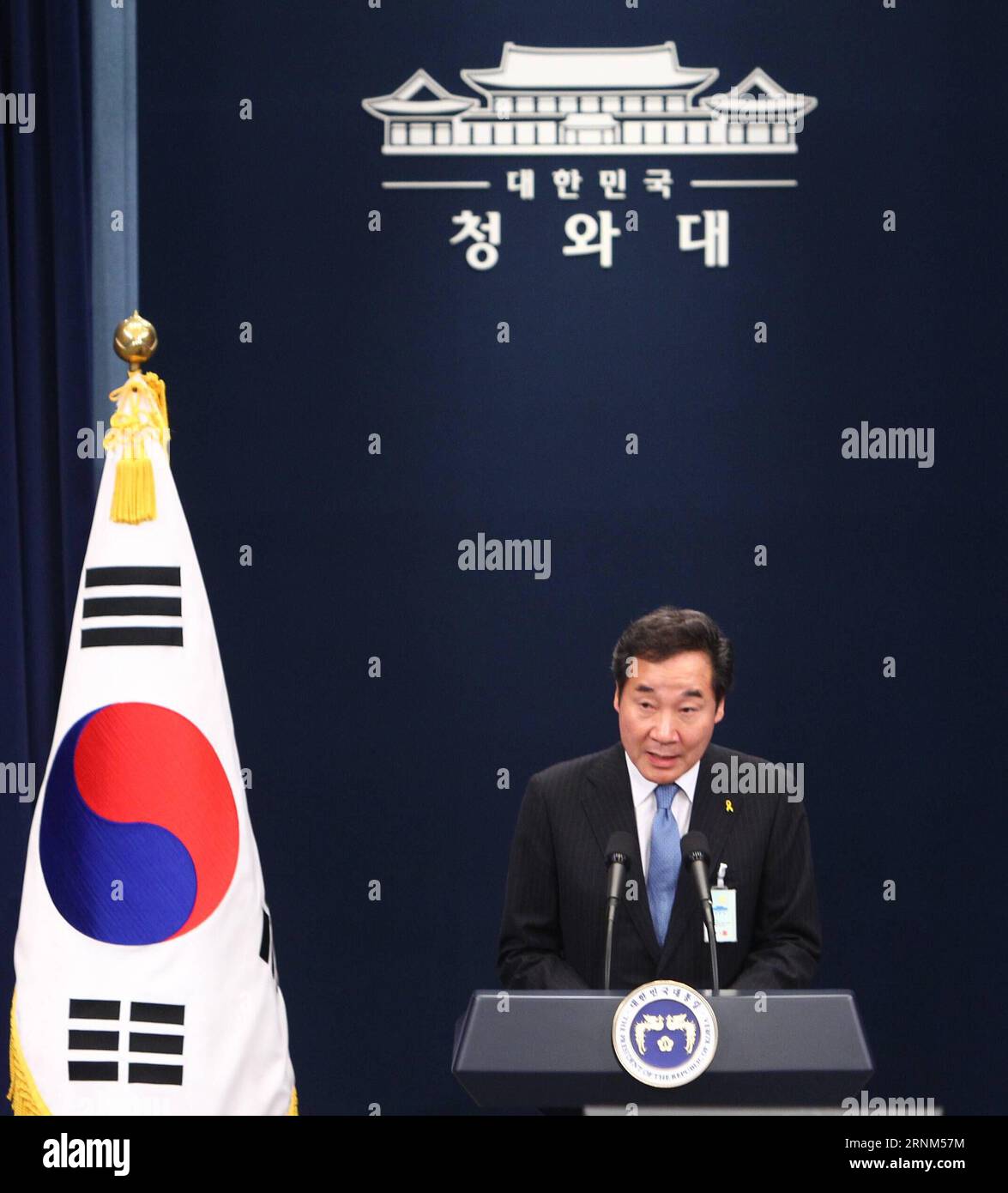 (170510) -- SEOUL, May 10, 2017 -- Lee Nak-yon, incumbent governor of South Jeolla Province and nominee of the first prime minister of the Moon Jae-in administration, addresses a press conference at the Blue House in Seoul, South Korea, May 10, 2017. Moon Jae-in was sworn in as new South Korean president on Wednesday and soon after an inaugural ceremony, he appointed new prime minister, intelligence agency chief, presidential chief of staff and chief of the presidential security. ) (gj) SOUTH KOREA-SEOUL-NEW PRESIDENT-APPOINTMENTS YaoxQilin PUBLICATIONxNOTxINxCHN   Seoul May 10 2017 Lee NAK Yo Stock Photo