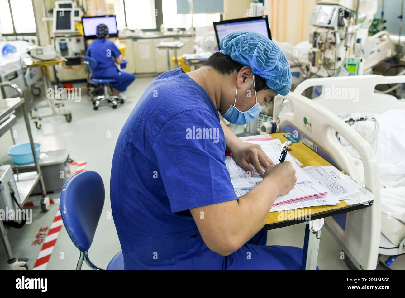 Male nurses work at the ICU in No.4 People s Hospital in Shenyang, capital  of northeast China s Liaoning Province, May 11, 2015. China had nearly 2.5  million registered nurses at the, image size:1300x956