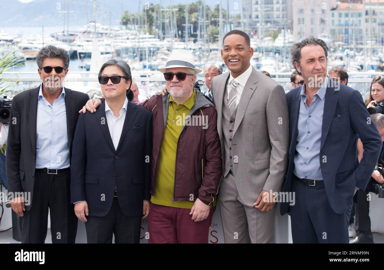 (170517) -- CANNES, May 17, 2017 -- President of the jury for the 70th Cannes International Film Festival Pedro Almodovar (C) and jury members Gabriel Yared (1st L), Park Chan-wook (2nd L), Will Smith (2nd R), Paolo Sorrentino (1st R) attend a photocall in Cannes, France, on May 17, 2017. )(zcc) FRANCE-CANNES-70TH CANNES INTERNATIONAL FILM FESTIVAL XuxJinquan PUBLICATIONxNOTxINxCHN   Cannes May 17 2017 President of The Jury for The 70th Cannes International Film Festival Pedro Almodovar C and Jury Members Gabriel Yared 1st l Park Chan Wook 2nd l will Smith 2nd r Paolo Sorrentino 1st r attend a Stock Photo