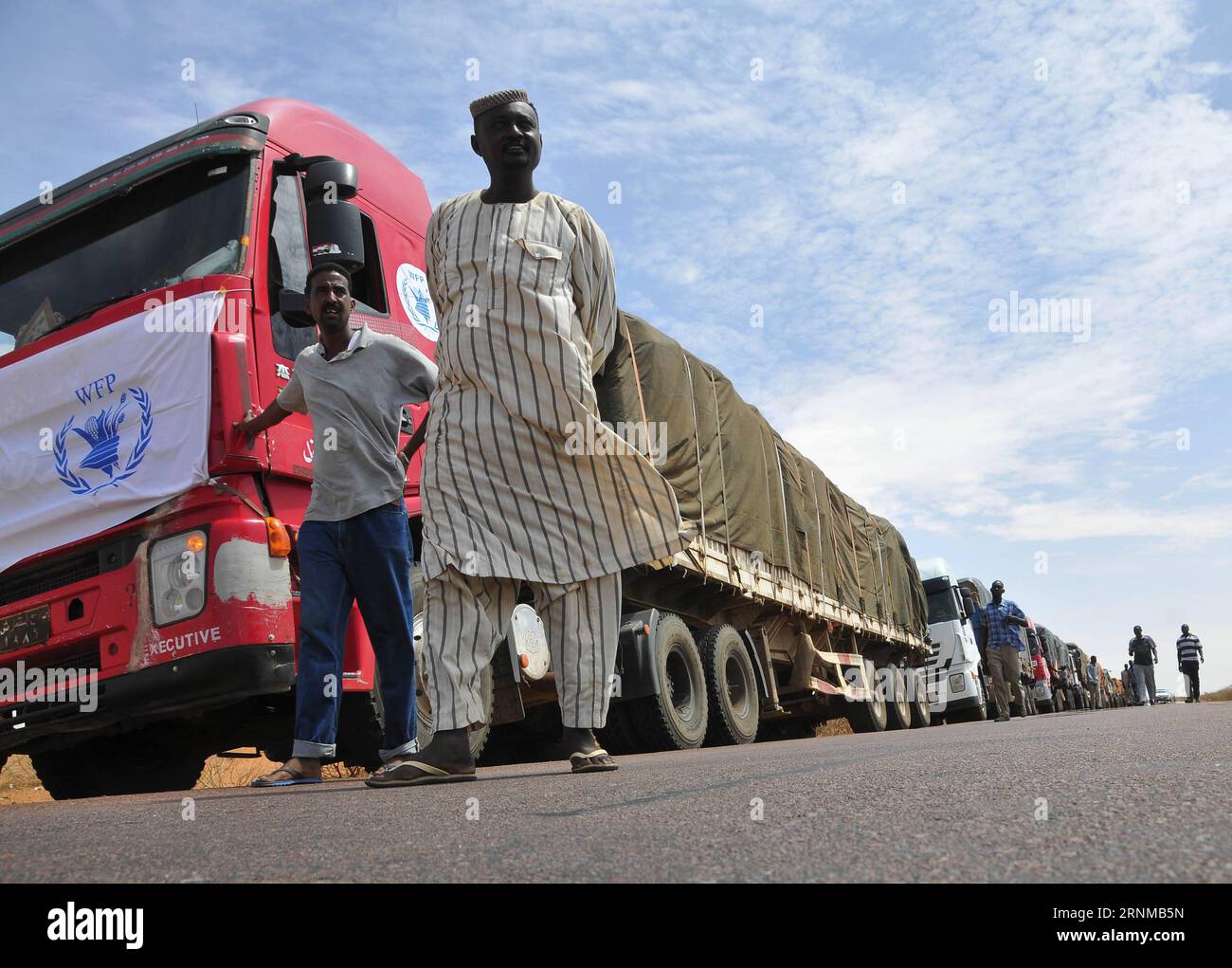 Bilder des Tages (170520) -- KHARTOUM, May 20, 2017 -- Convoys carrying food materials are seen through the humanitarian corridor from Sudan s El Obied to Bentiu in Bahr el Ghazal State of South Soudan, May 19, 2017. The humanitarian corridors recently opened by Sudan government have contributed to the delivery of humanitarian aid to South Sudanese citizens and to lessening the famine there, according to aid organizations. ) (gj) SUDAN-HUMANITARIAN CORRIDORS-SOUTH SUDAN MohamedxBabiker PUBLICATIONxNOTxINxCHN   Images the Day  Khartoum May 20 2017 convoys carrying Food Material are Lakes Throug Stock Photo