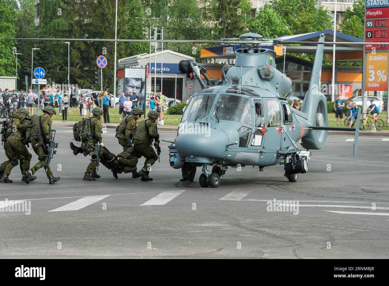(170520) -- VILNIUS, May 20, 2017 -- Soldiers show the public how to carry the wounded to the helicopter in Panevezys, northern city of Lithuania, May 20, 2017. Lithuania celebrated Armed Forces and Public Unity Day in northern city of Panevezys on Saturday. ) LITHUANIA-PANEVEZYS-ARMED FORCES AND PUBLIC UNITY DAY AlfredasxPliadis PUBLICATIONxNOTxINxCHN   Vilnius May 20 2017 Soldiers Show The Public How to Carry The Wounded to The Helicopter in Panevezys Northern City of Lithuania May 20 2017 Lithuania celebrated Armed Forces and Public Unity Day in Northern City of Panevezys ON Saturday Lithua Stock Photo