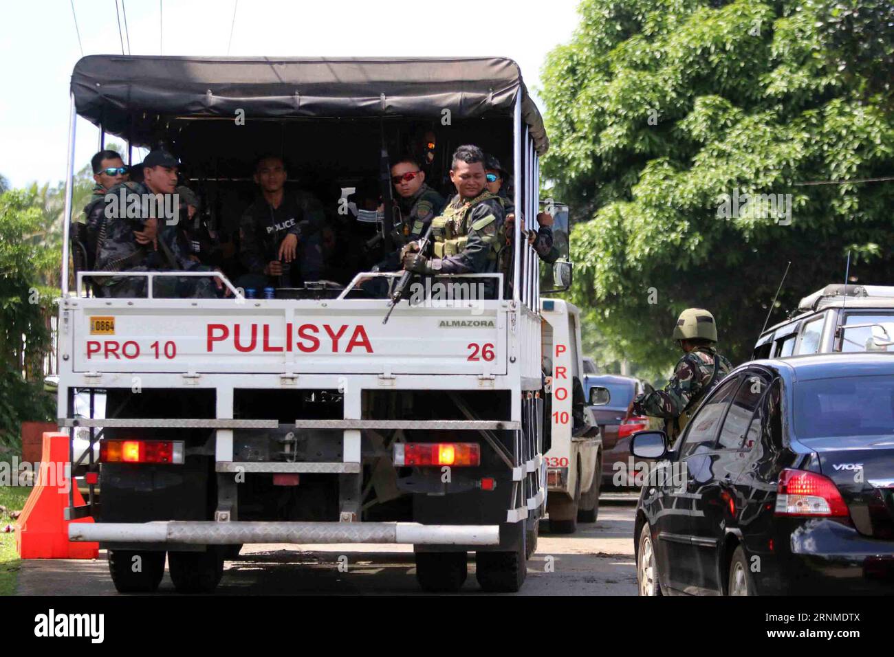 (170524) -- LANAO DEL SUR, May 24, 2017 -- Members of the Philippine National Police-Special Action Force (PNP-SAF) are deployed at a checkpoint in Lanao Del Sur Province, the Philippines, May 24, 2017. Philippine President Rodrigo Duterte said Wednesday he is mulling placing the Visayas region in the central Philippines under martial law after declaring Mindanao under martial law. ) (zy) PHILIPPINES-LANAO DEL SUR-CLASHES-MARTIAL LAW STRINGER PUBLICATIONxNOTxINxCHN   Lanao Del sur May 24 2017 Members of The Philippine National Police Special Action Force PNP SAF are Deployed AT a Checkpoint in Stock Photo