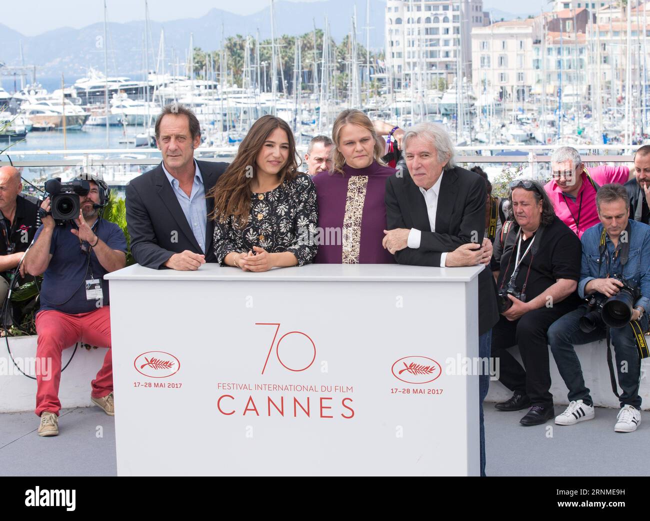 (170524) -- CANNES, May 24, 2017 -- French director Jacques Doillon, actors Severine Caneele, Izia Higelin and Vincent Lindon (From R to L) pose for the photocall of the film Rodin during the 70th annual Cannes Film Festival at Palais des Festivals in Cannes, France, on May 24, 2017. ) (lrz) FRANCE-CANNES-70TH CANNES FILM FESTIVAL-RODIN XuxJinquan PUBLICATIONxNOTxINxCHN   Cannes May 24 2017 French Director Jacques Doillon Actors Severine  Izia Higelin and Vincent Lindon from r to l Pose for The photo call of The Film Rodin during The 70th Annual Cannes Film Festival AT Palais the Festivals in Stock Photo