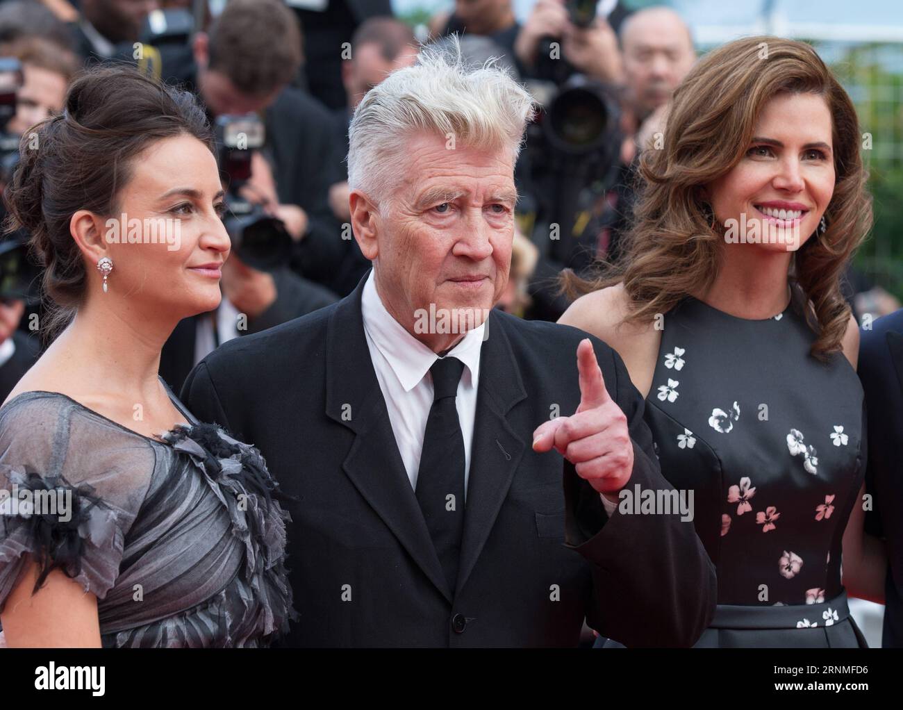 (170526) -- CANNES, May 26, 2017 -- US director David Lynch (C), his wife Emily Stofle (L) and producer Desiree Gruber pose on the red carpet for the screening of the new episodes of Twin Peak during the 70th annual Cannes Film Festival at Palais des Festivals in Cannes, France, on May 25, 2017. ) (yy) FRANCE-CANNES-DAVID LYNCH-TWIN PEAK-SCREENING xuxjinquan PUBLICATIONxNOTxINxCHN   Cannes May 26 2017 U.S. Director David Lynch C His wife Emily Stofle l and Producer Desiree Gruber Pose ON The Red Carpet for The Screening of The New Episodes of Twin Peak during The 70th Annual Cannes Film Festiv Stock Photo
