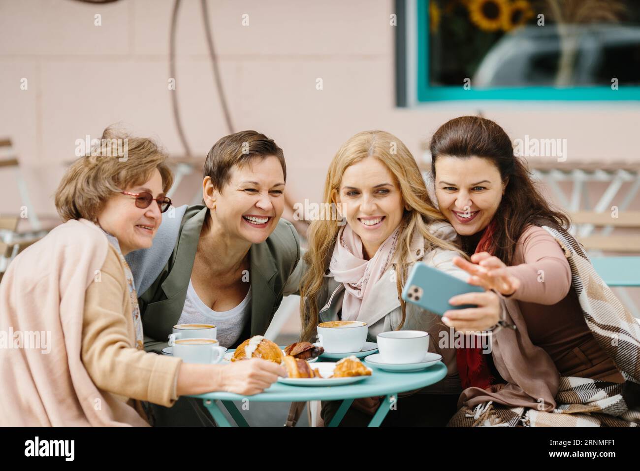 Group older women smiling hi-res stock photography and images - Alamy