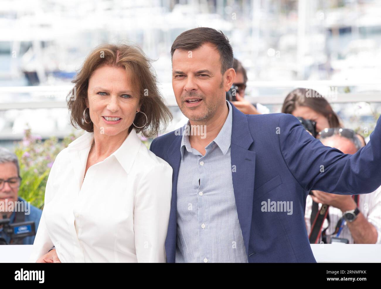 (170526) -- CANNES, May 26, 2017 -- British actress Jacqueline Bisset (L) and director Francois Ozon pose for the photocall of the film Amant Double (The Double Lover) during the 70th annual Cannes Film Festival at Palais des Festivals in Cannes, France, on May 26, 2017. )(yk) FRANCE-CANNES-70TH CANNES FILM FESTIVAL-IN COMPETITION-AMANT DOUBLE-PHOTOCALL XuxJinquan PUBLICATIONxNOTxINxCHN   Cannes May 26 2017 British actress Jacqueline Bisset l and Director François Ozone Pose for The photo call of The Film Amant Double The Double Lover during The 70th Annual Cannes Film Festival AT Palais the F Stock Photo