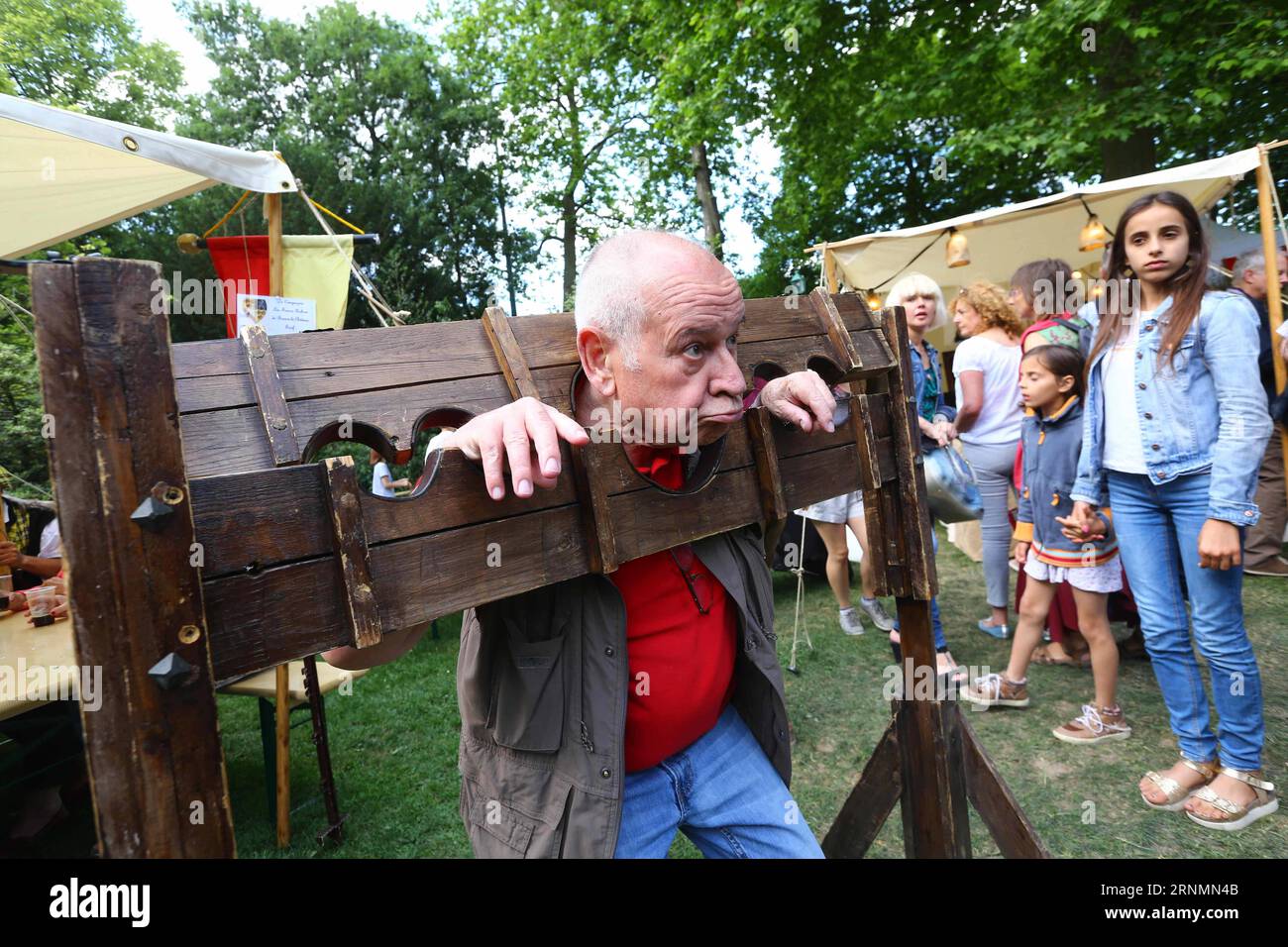(170605) -- BRUSSELS, June 5, 2017 -- A man tries a medieval instrument of torture during a medieval festival in Brussels, Belgium, June 4, 2017. ) (zjy) BELGIUM-BRUSSELS-MEDIEVAL FESTIVAL GongxBing PUBLICATIONxNOTxINxCHN   Brussels June 5 2017 a Man tries a Medieval Instrument of TORTURE during a Medieval Festival in Brussels Belgium June 4 2017 zjy Belgium Brussels Medieval Festival GongxBing PUBLICATIONxNOTxINxCHN Stock Photo