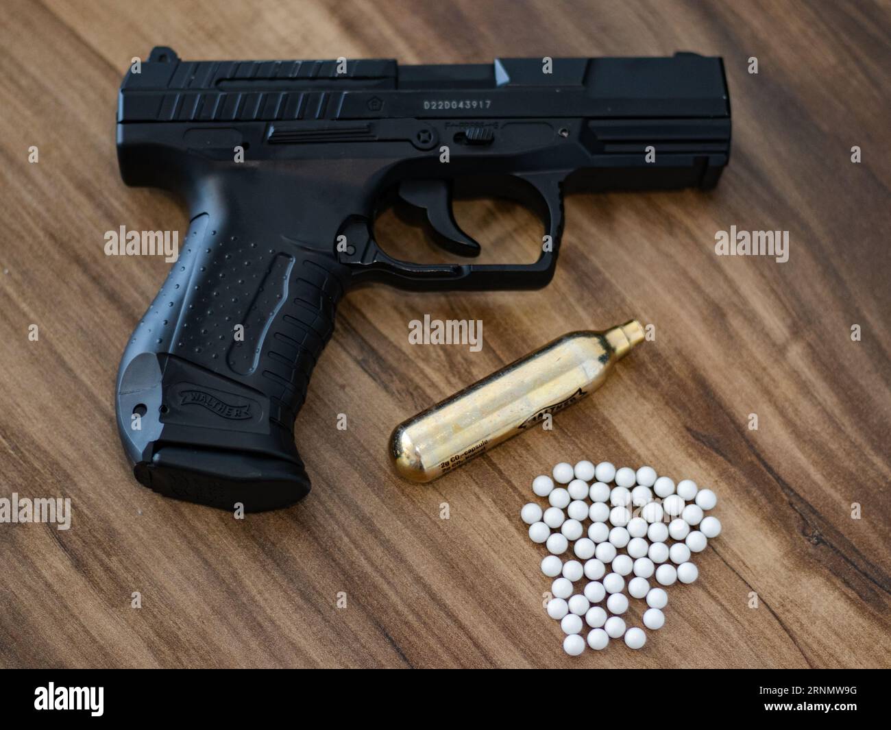 Airsoft gun, co2 cartridges and plastic pellets, semi automatic pistol