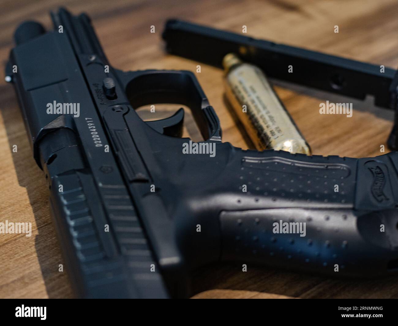 Airsoft gun, co2 cartridges and plastic pellets, semi automatic pistol