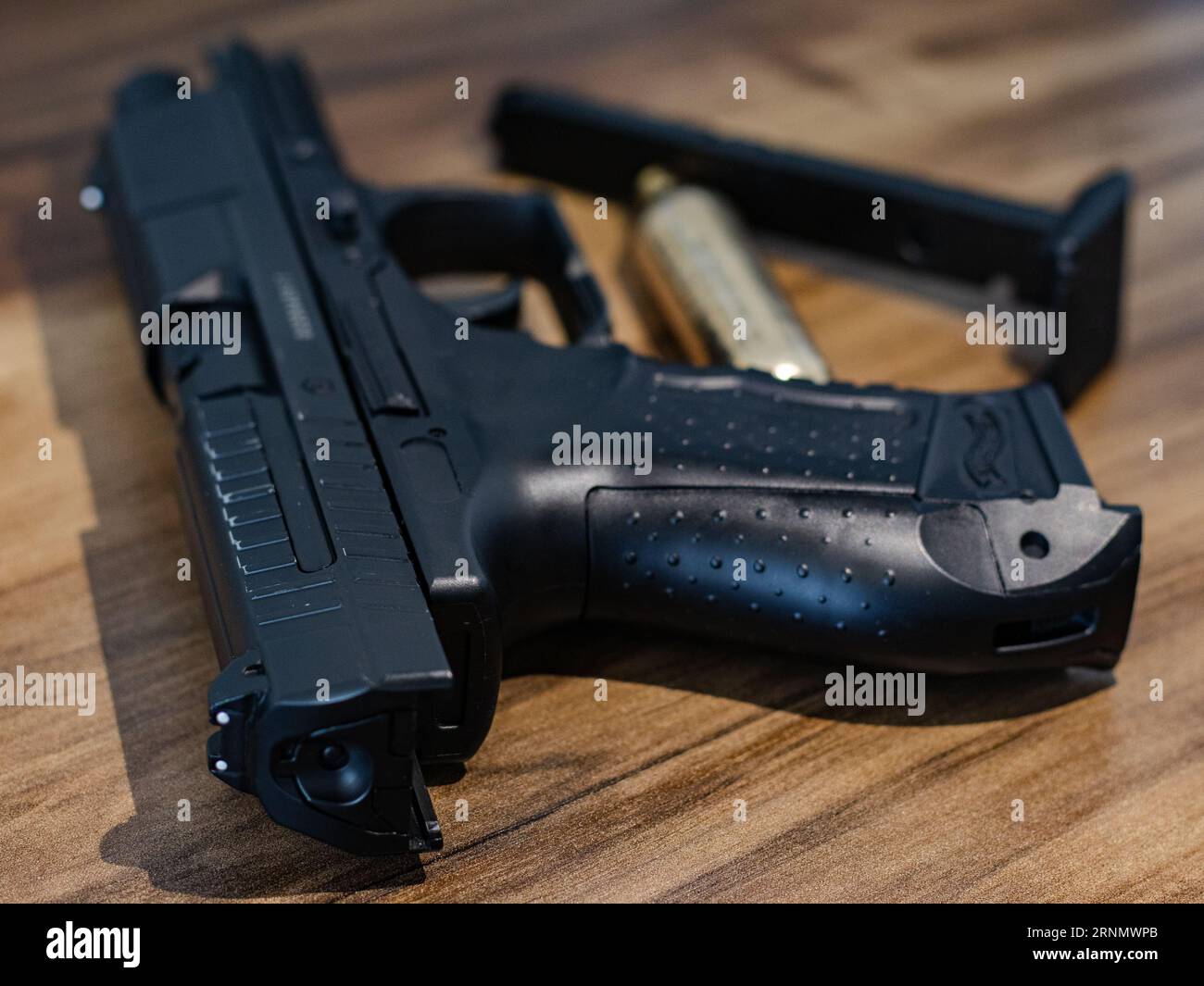 Airsoft gun, co2 cartridges and plastic pellets, semi automatic pistol